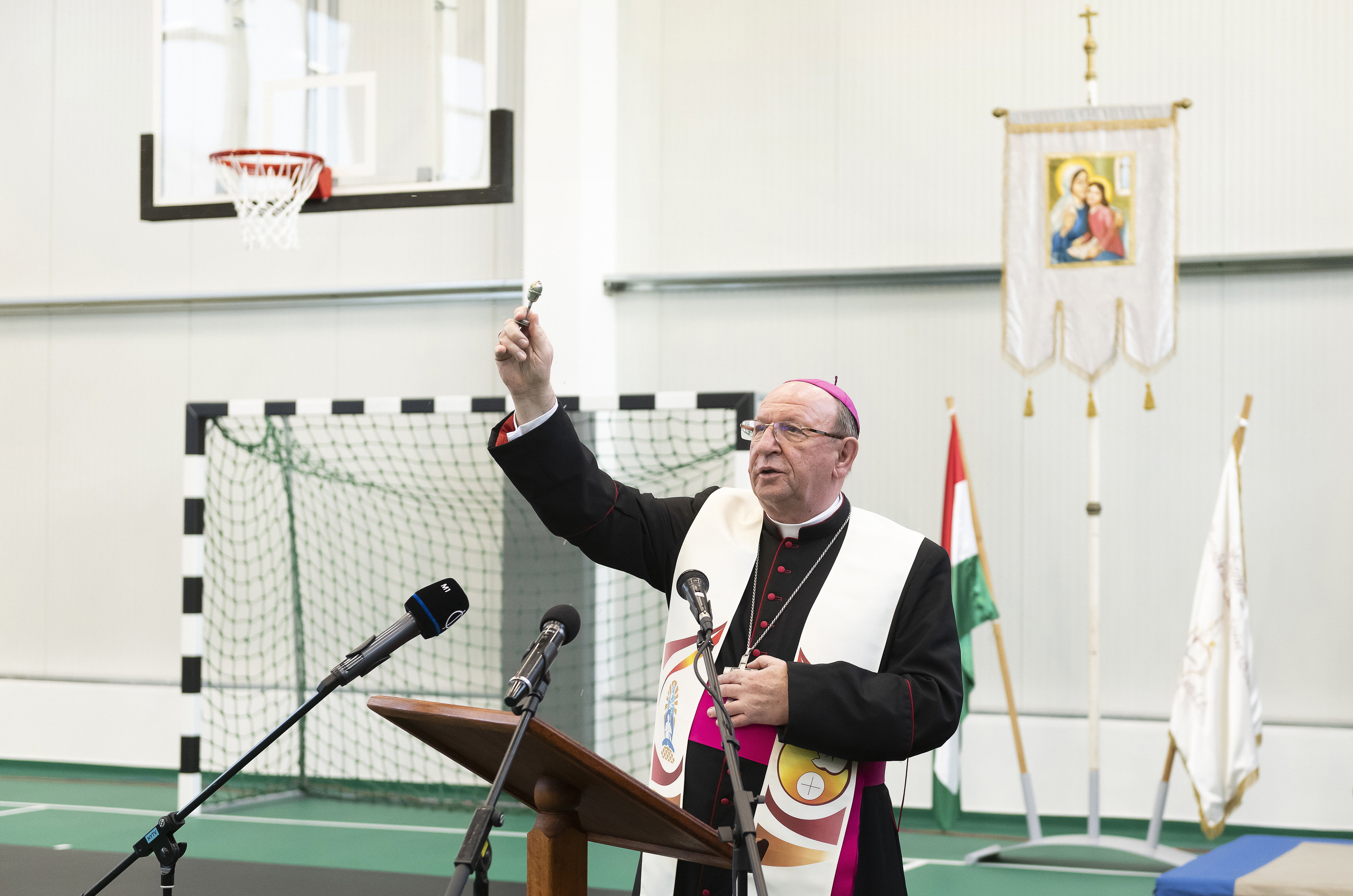 Palánki Ferenc debrecen-nyíregyházi megyés püspök felszenteli a nyírteleki Szent Anna Katolikus Általános Iskola új tornatermét