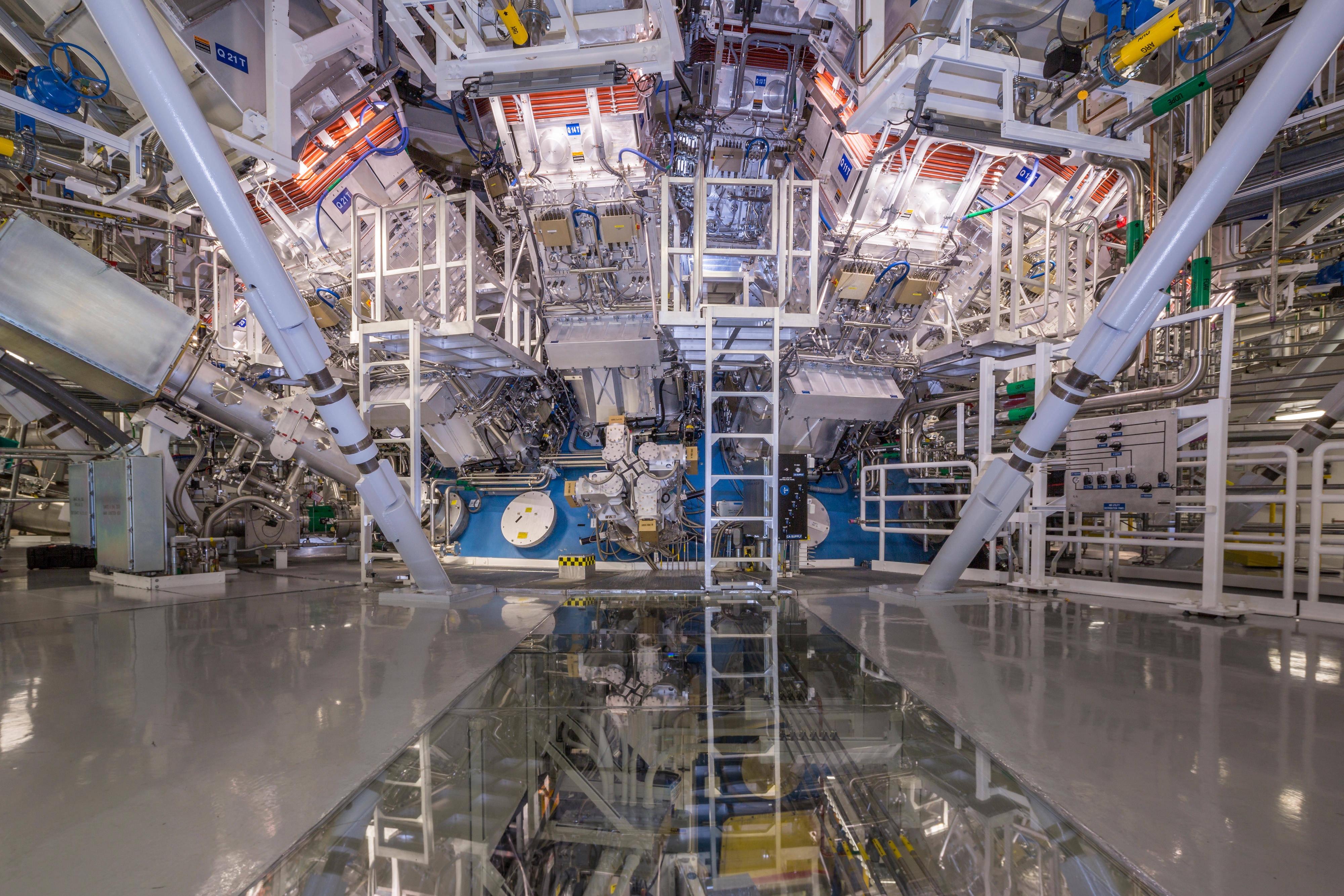 A National Ignition Facility kísérleti fúziós berendezése, amiben 192 lézer gyújt be egy apró hidrogén üzemanyagot tartalmazó kapszulát