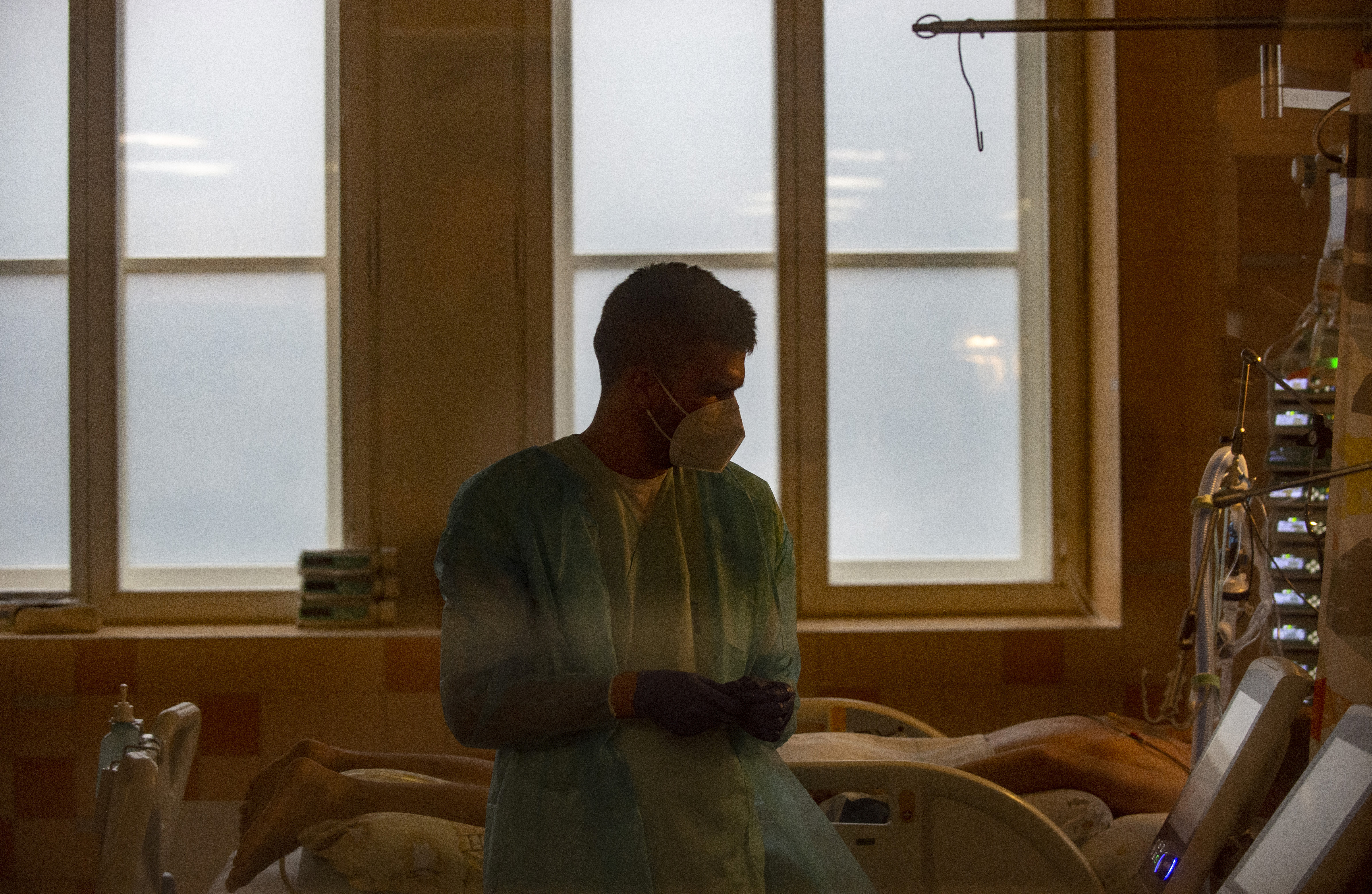 Brutális nyomot hagyott a kórházi halálozásokon a koronavírus