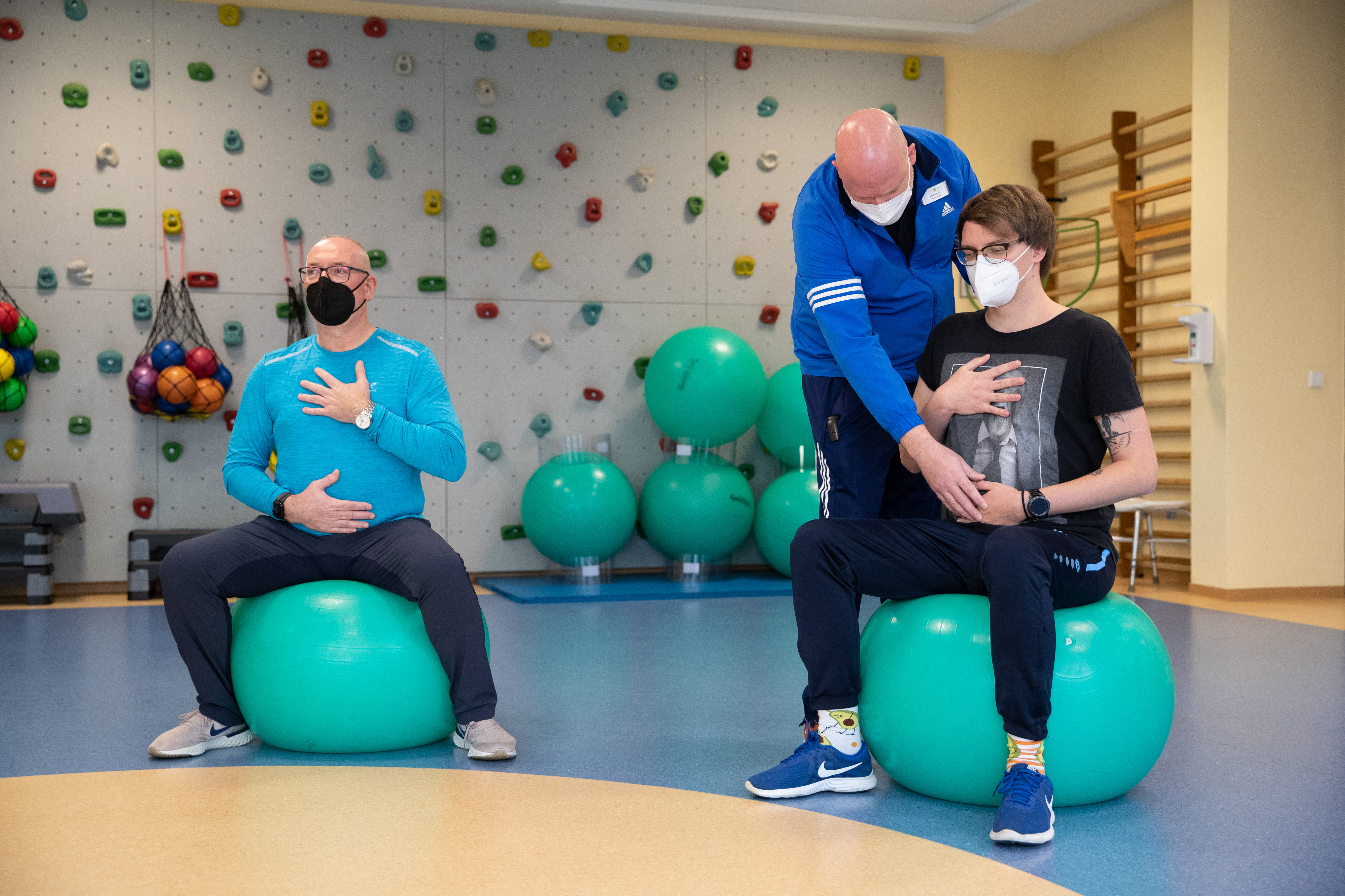 Hosszú COVID-szindrómában szenvedő páciensek légzési tréningje a németországi Teutoburger Wald Klinikán egy fizioterapeutával 2022. január 21-én.