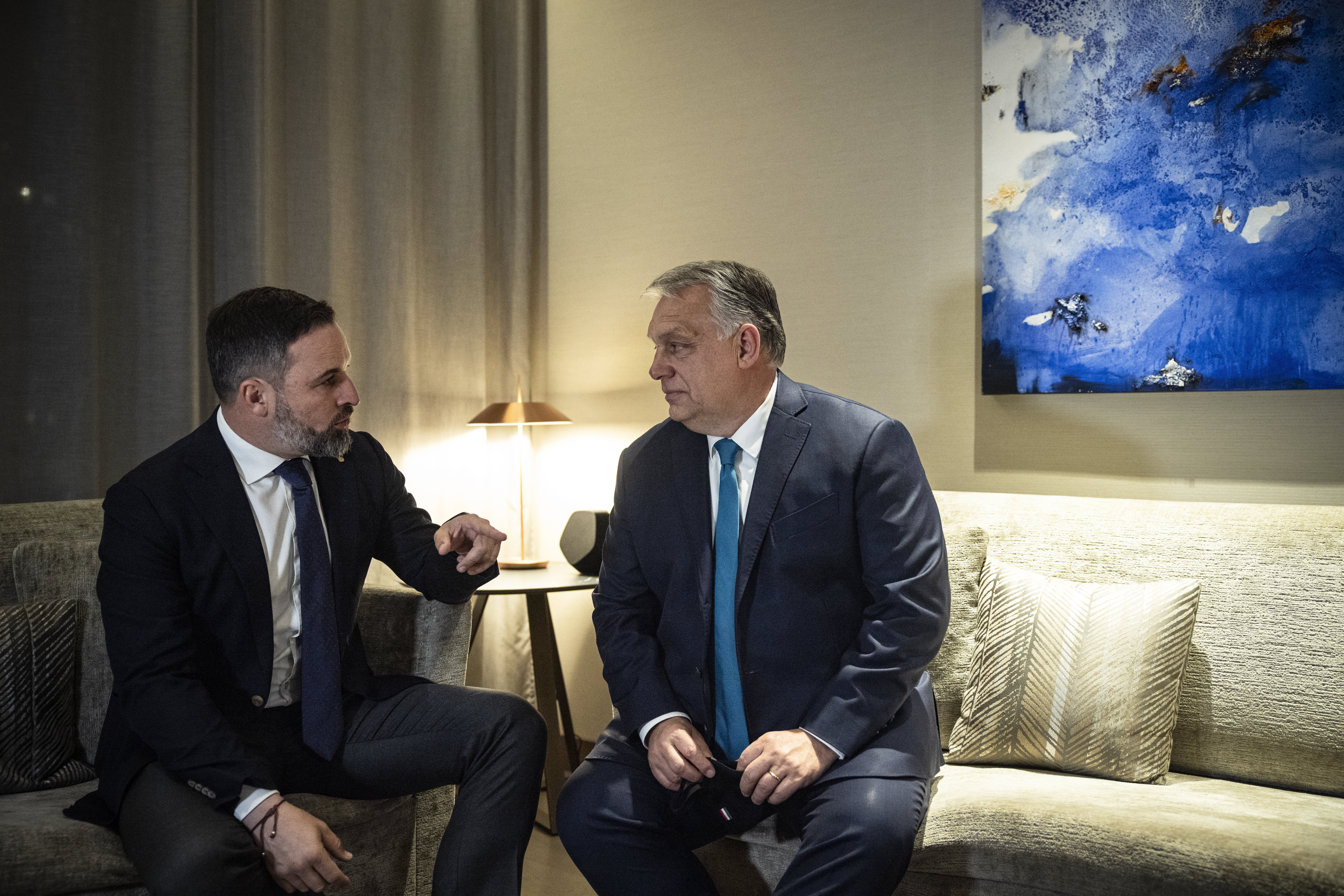 Orbán a spanyol szélsőjobboldal vezérével tárgyalt Madridban, majd Párizsba megy a börtönre ítélt Nicolas Sarkozyhoz