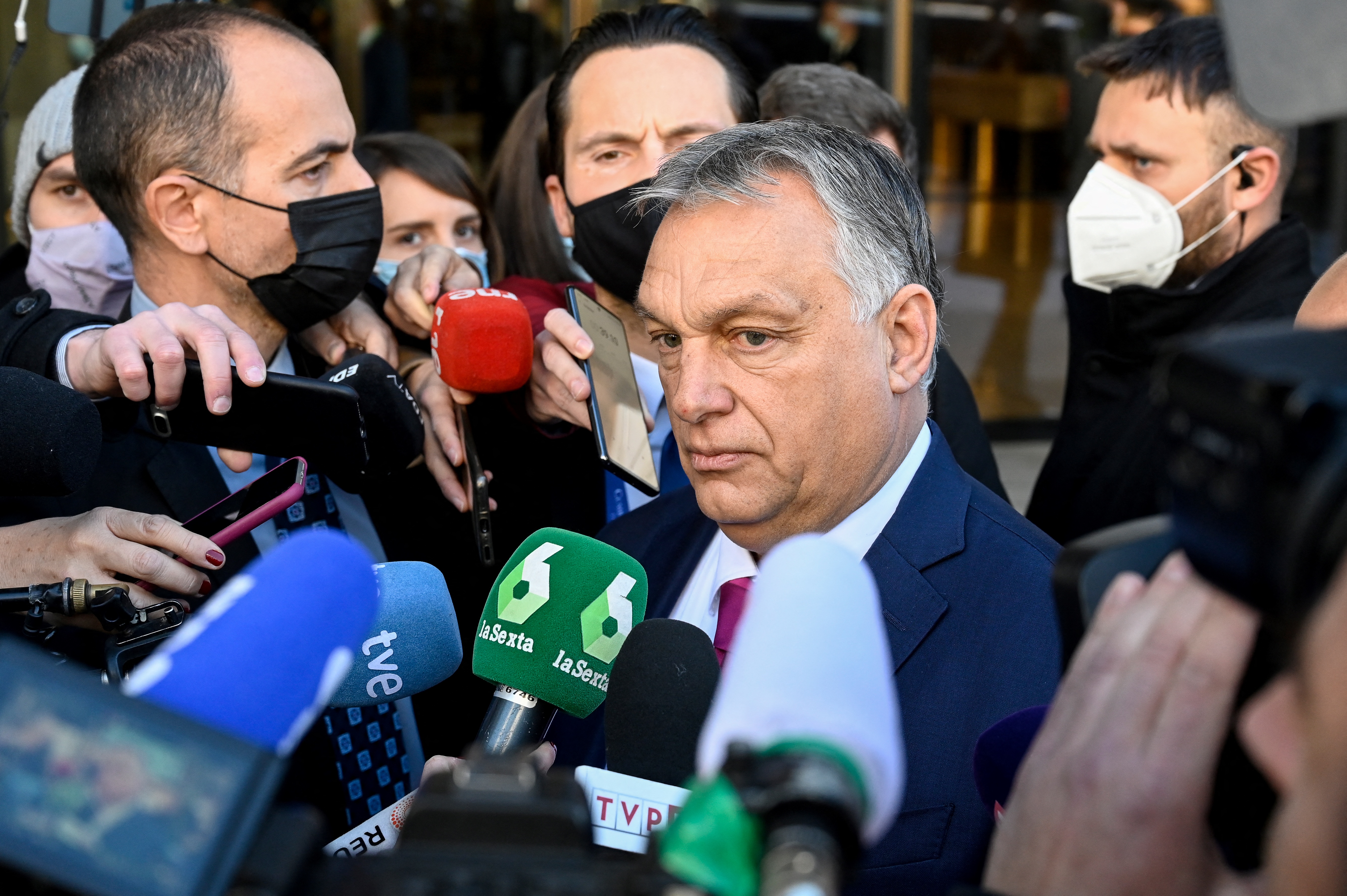 La Vanguardia: Orbán is aláírta a nyilatkozatot, ami elítéli Oroszország katonai akcióit az ukrán határon