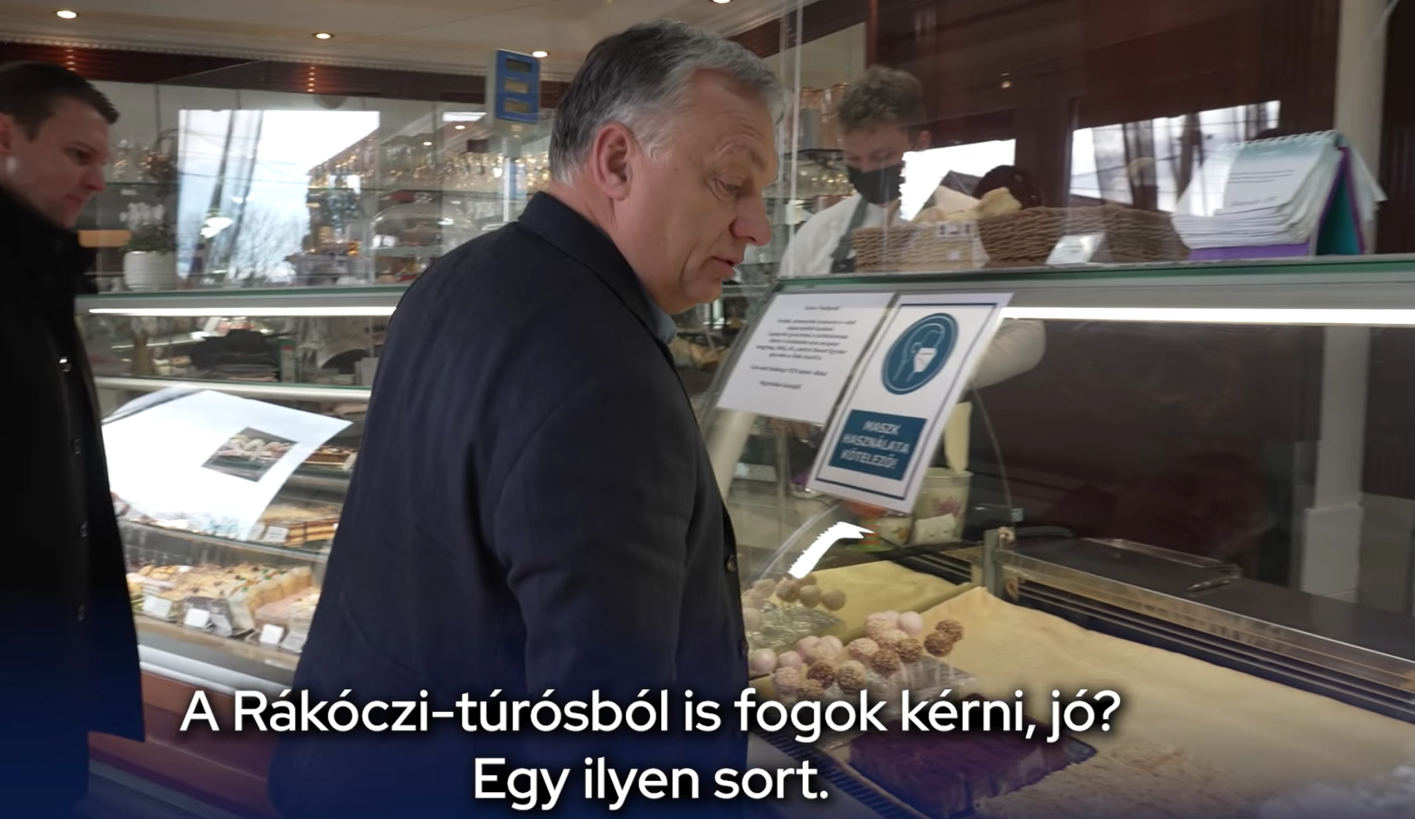 Orbán Viktor maszk nélkül kért elvitelre két puncsminyont a tábla előtt, amire azt írták: Maszk használata kötelező!