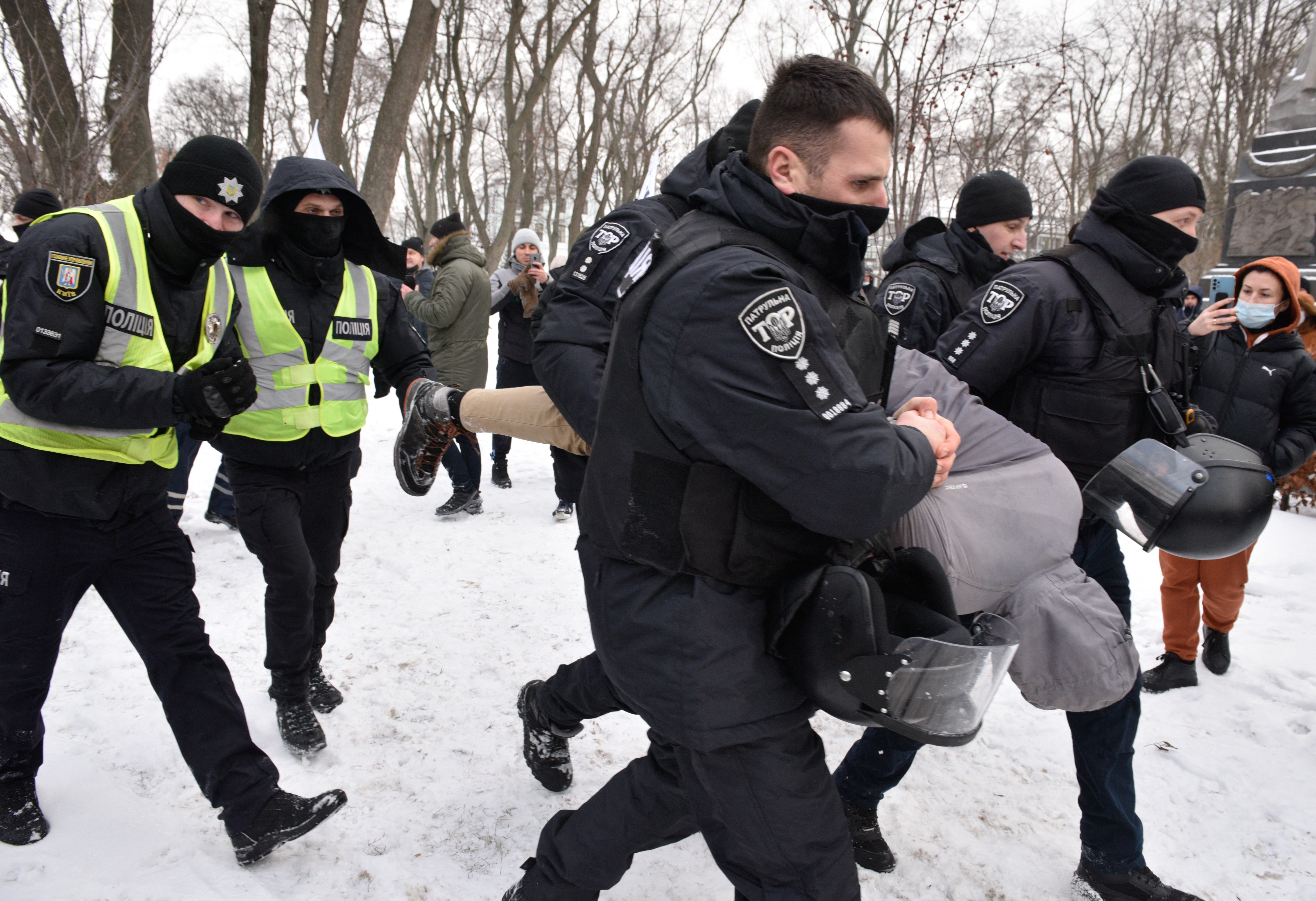 Az ukrán rendőrség tömeges zavargások tervezésével gyanúsított csoportot vett őrizetbe