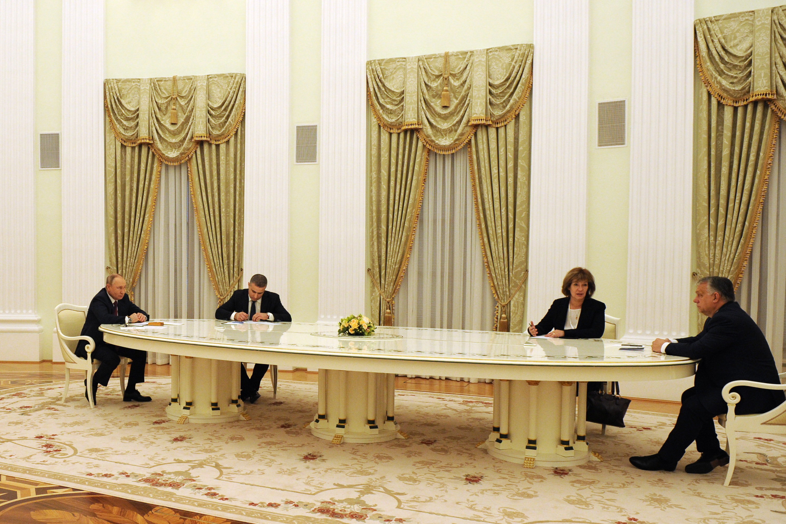 Oly közel, s mégis távol - kishajó méretű asztalnál tárgyal a Kremlben Putyin és Orbán