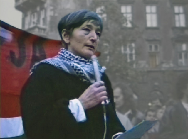 Solt Ottilia a demokratikus ellenzék 1988. október 6-i megemlékezésén a Batthyány-örökmécsesnél. Pillanatkép a Fekete Doboz Alapítvány felvételéből.