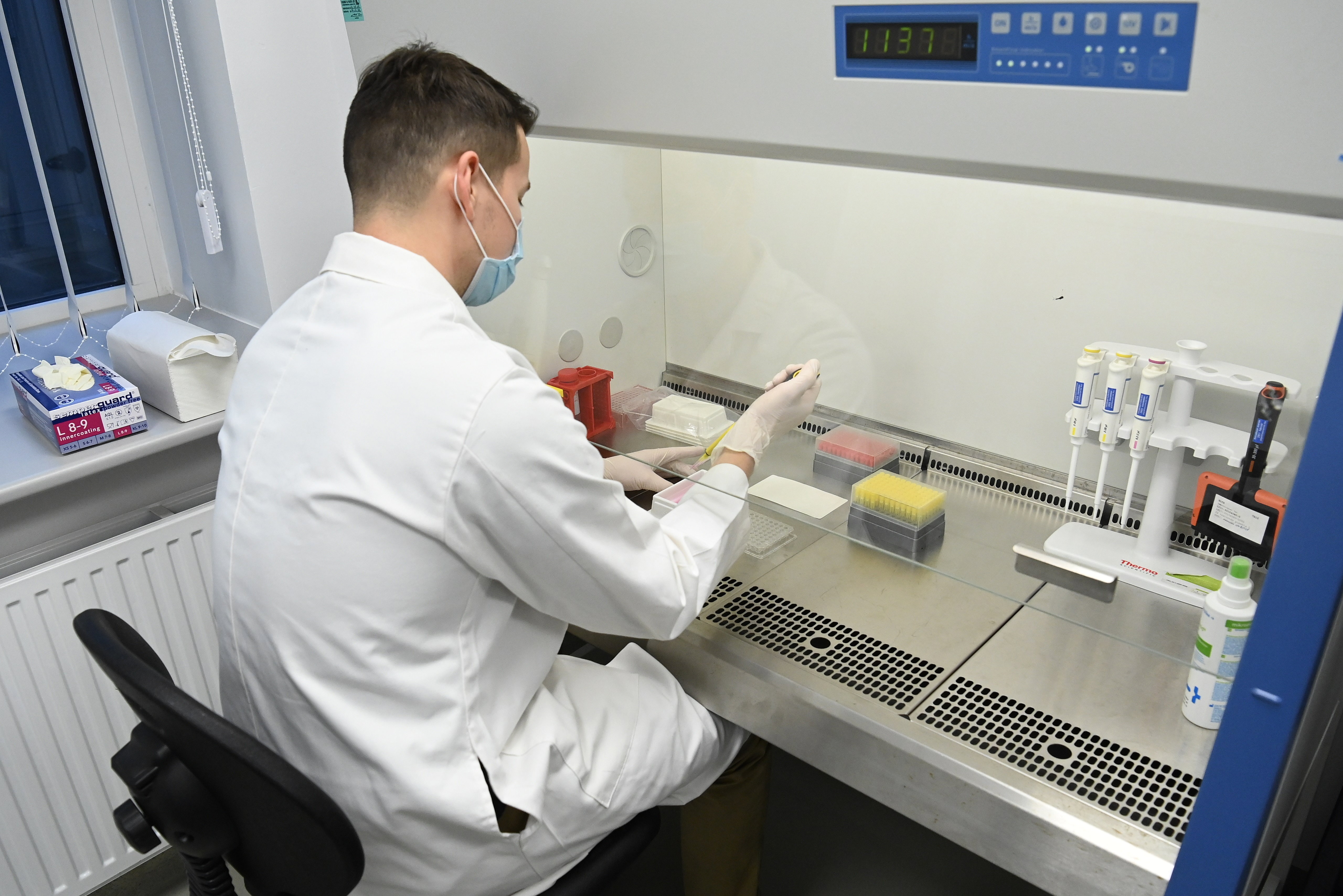 Covid-kutatásra is alkalmas mikrobiológiai labort adtak át az ELTE-n