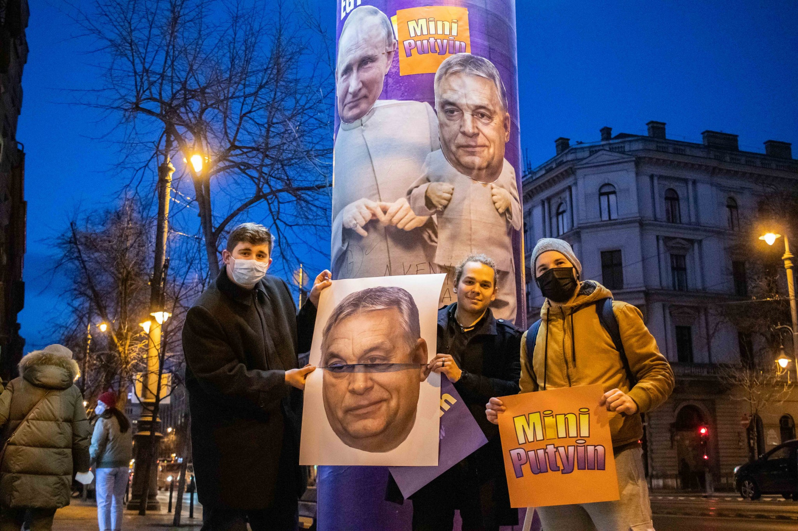 Что вызвало недовольство людей властью. Великая Венгрия Орбан. Протестах баннер с Путиным Орбаном Эрдоганом. Великая Венгрия.