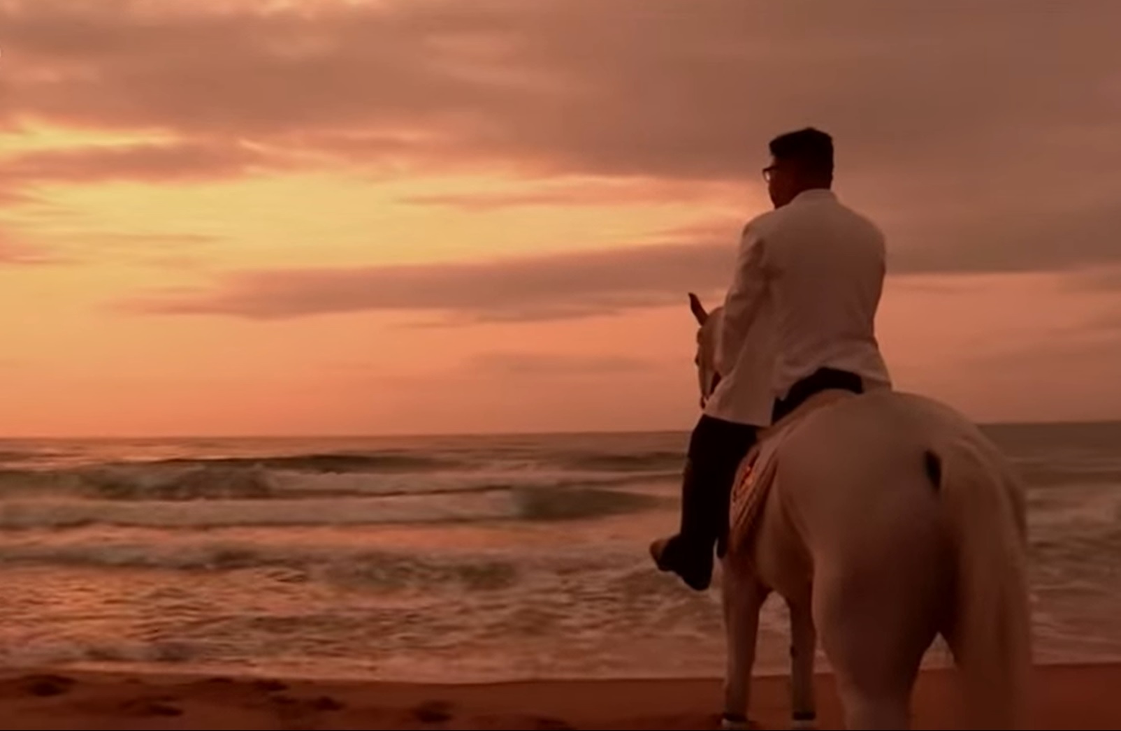 A magányos Kim Dzsongun a tengerparton fehér lóról nézte a naplementét
