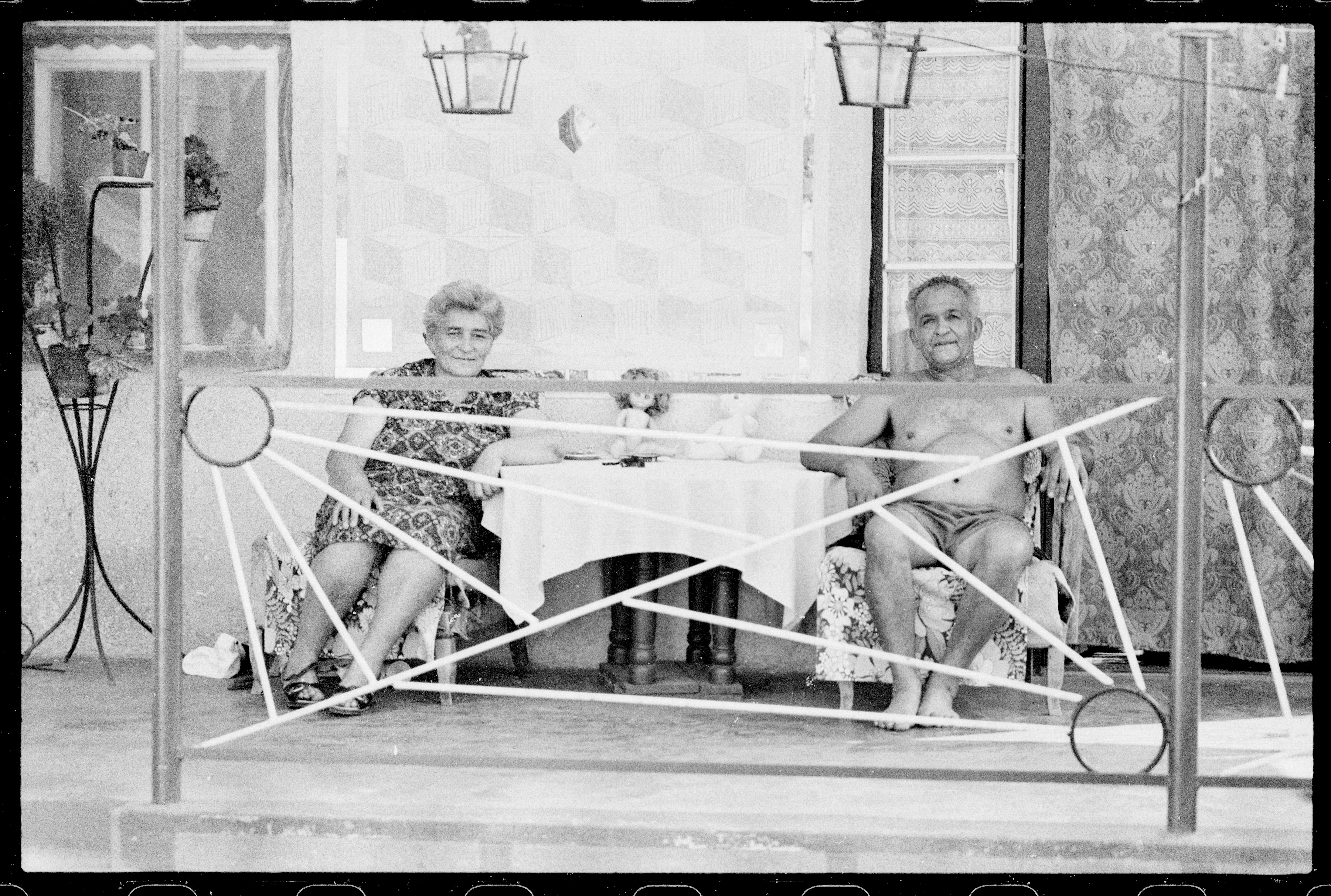 Háza teraszán pihenő házaspár Ladányhalásziban az 1980-as években