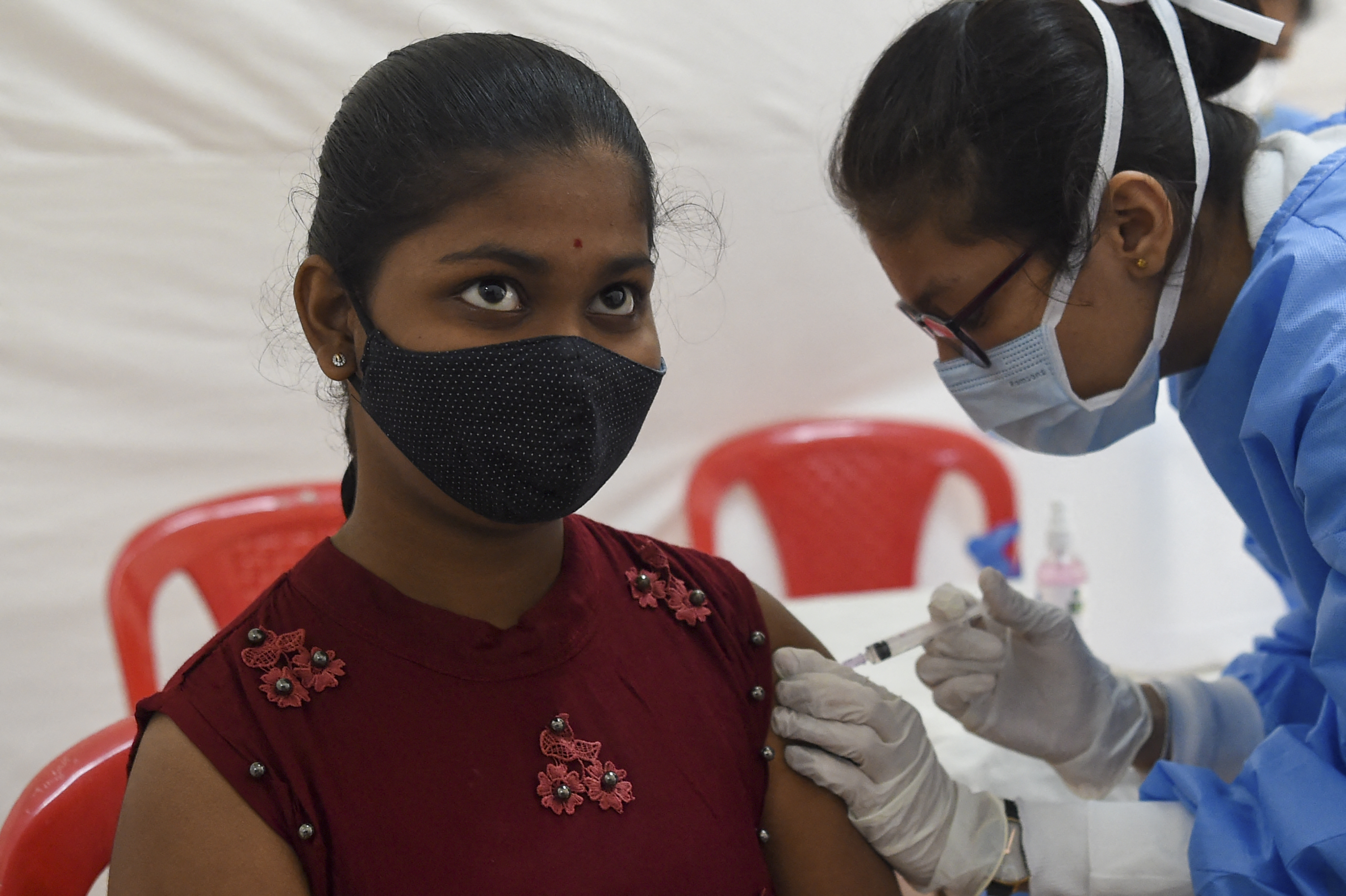 Indiai egészségügyi dolgozók állítják, sok helyen sumákolnak az oltással