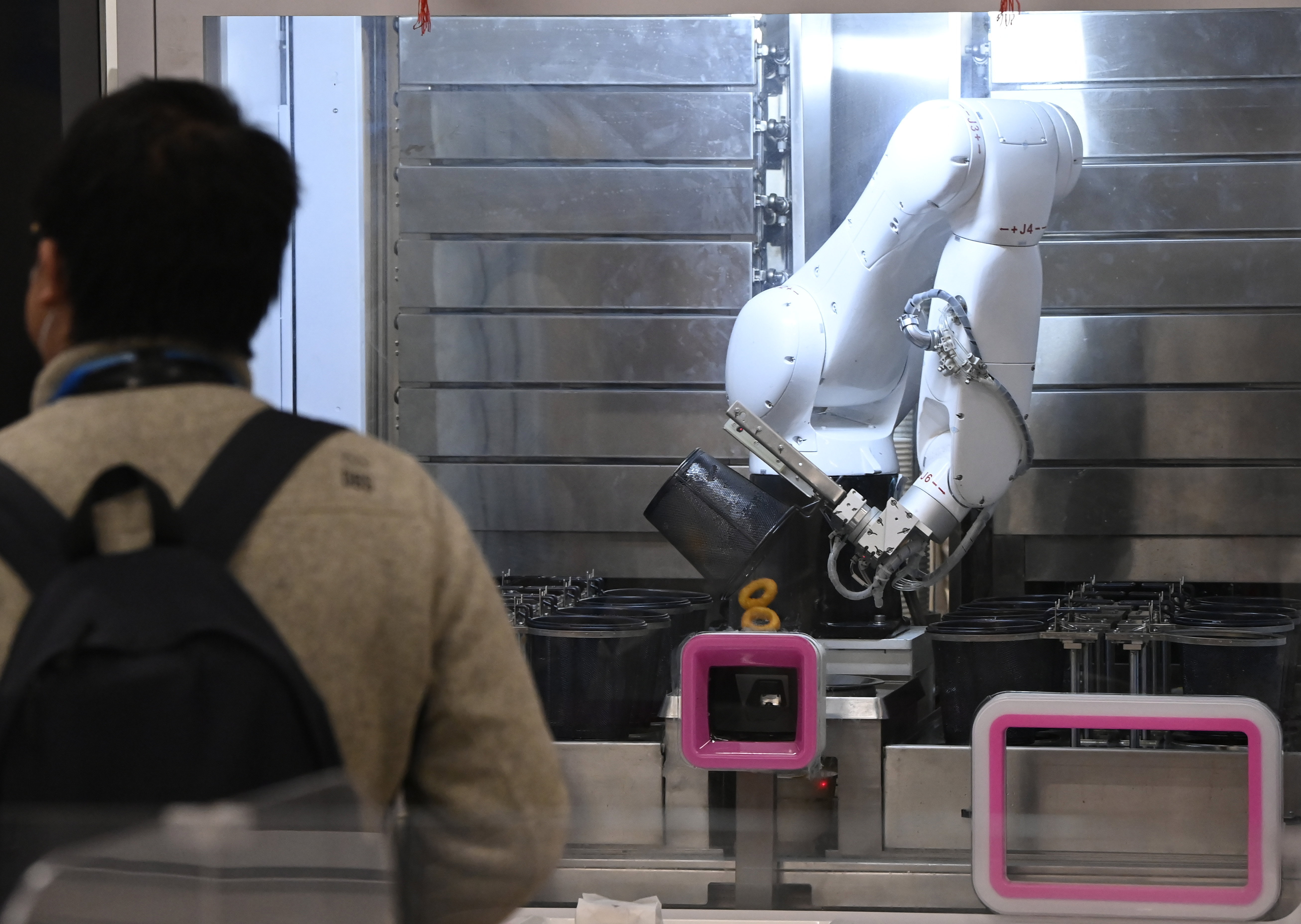 Itt egy hagymakarikákat sütő robot Pekingből