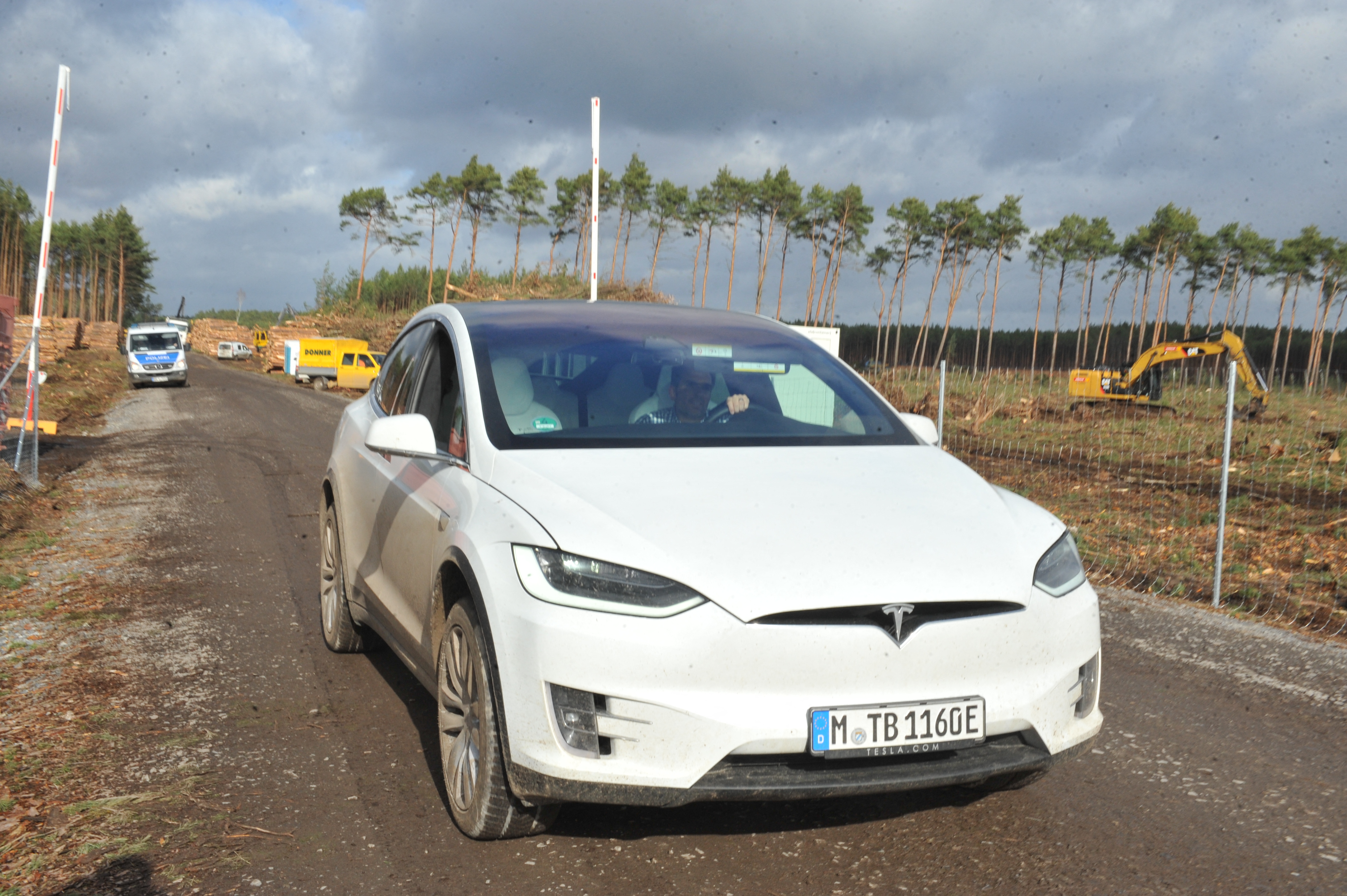 Ötvenezer autót hív vissza a Tesla, amiért nem állnak meg a stoptáblánál