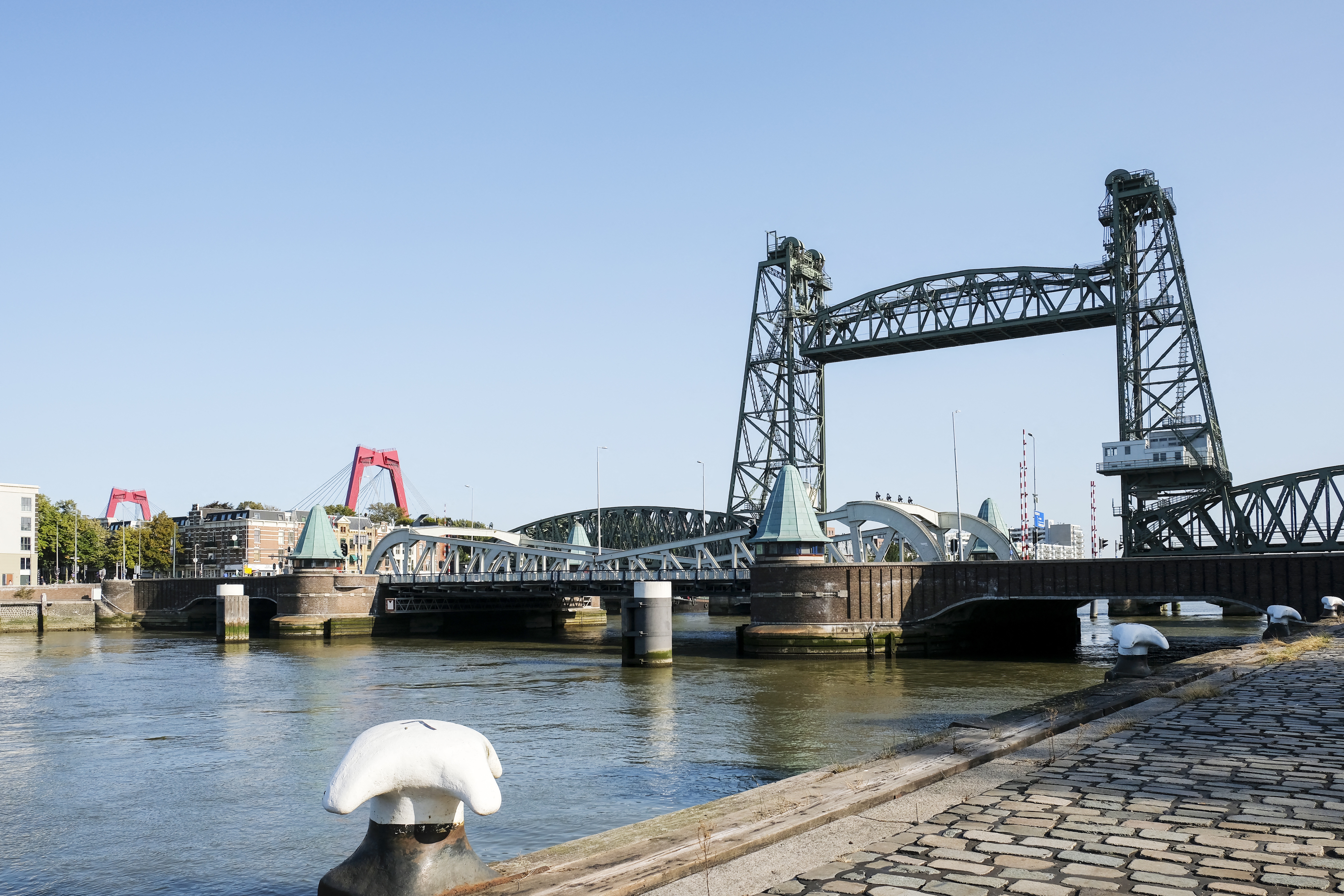 Rotterdamban szétszednek egy hidat Jeff Bezos szuperjachtja miatt