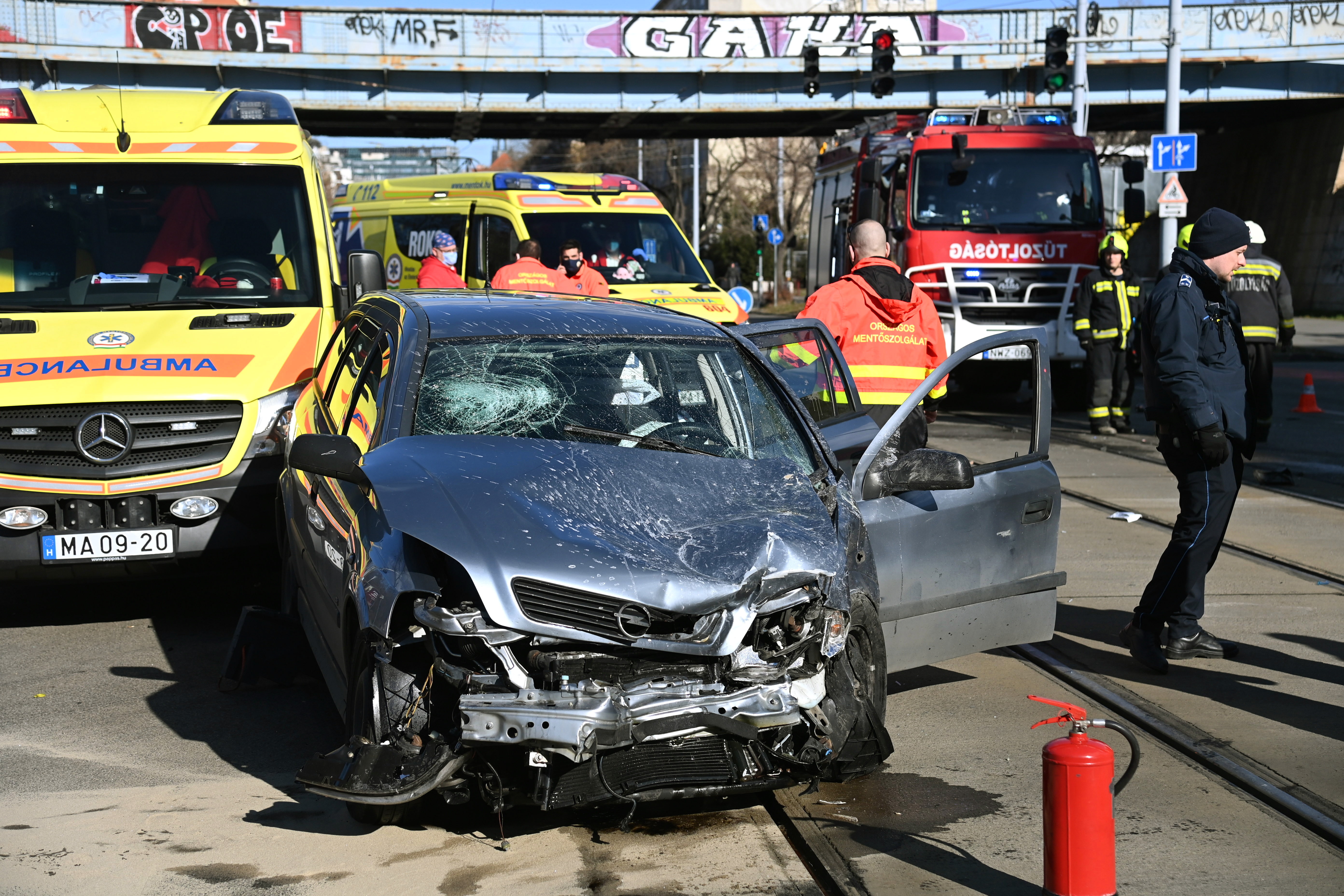 Mentőautó balesetezett Újbudán, többen megsérültek