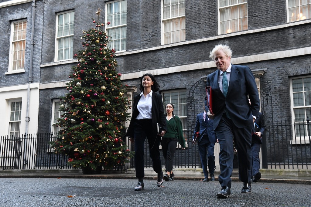 Boris Johnson közvetlen munkatársait is utolérte a kertiparti-botrány, négyen már leléptek közülük