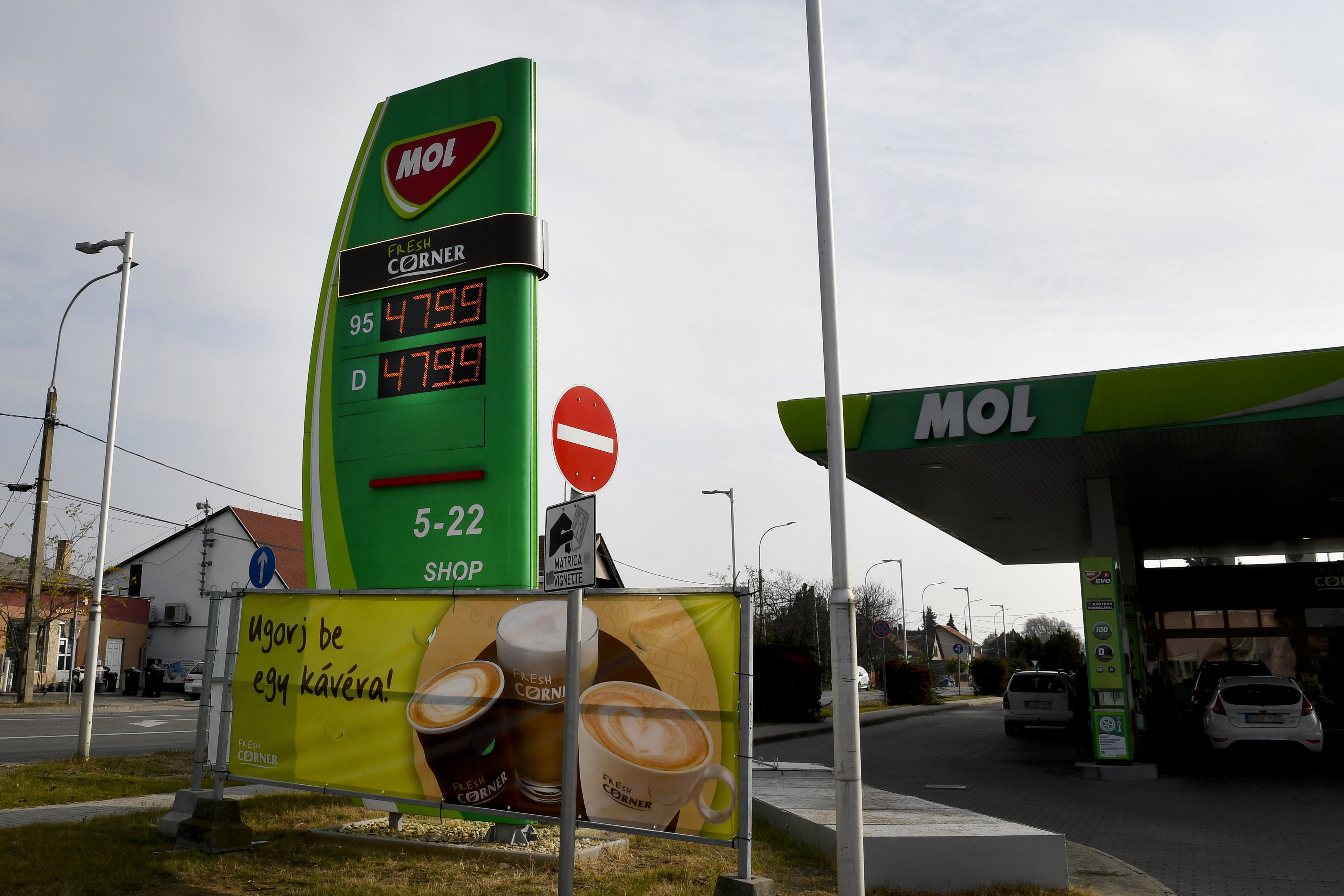 Május közepéig meghosszabbítja a kormány a benzinár-stopot