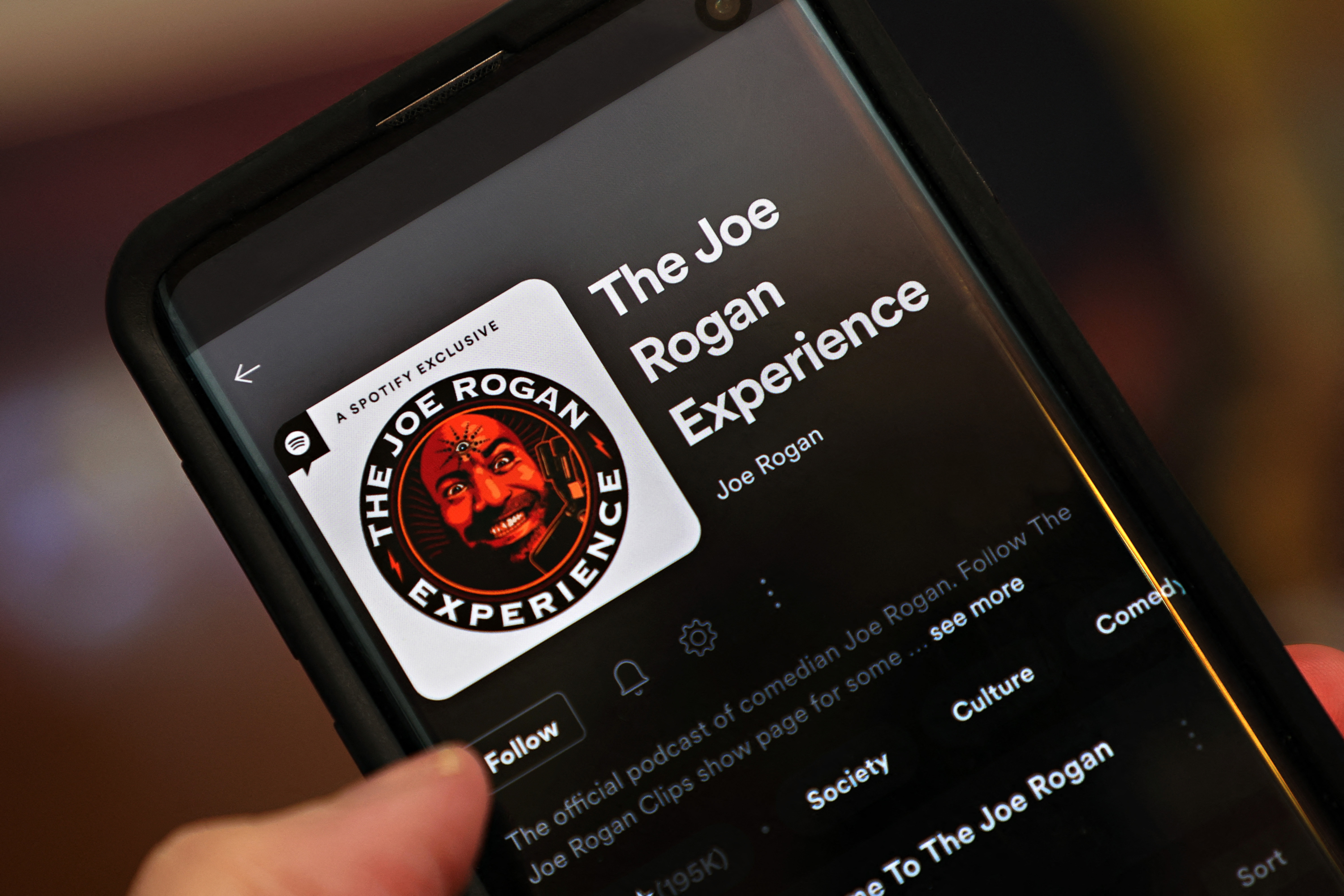 A Spotify leszedte Joe Rogan podcastjának több mint 100 epizódját
