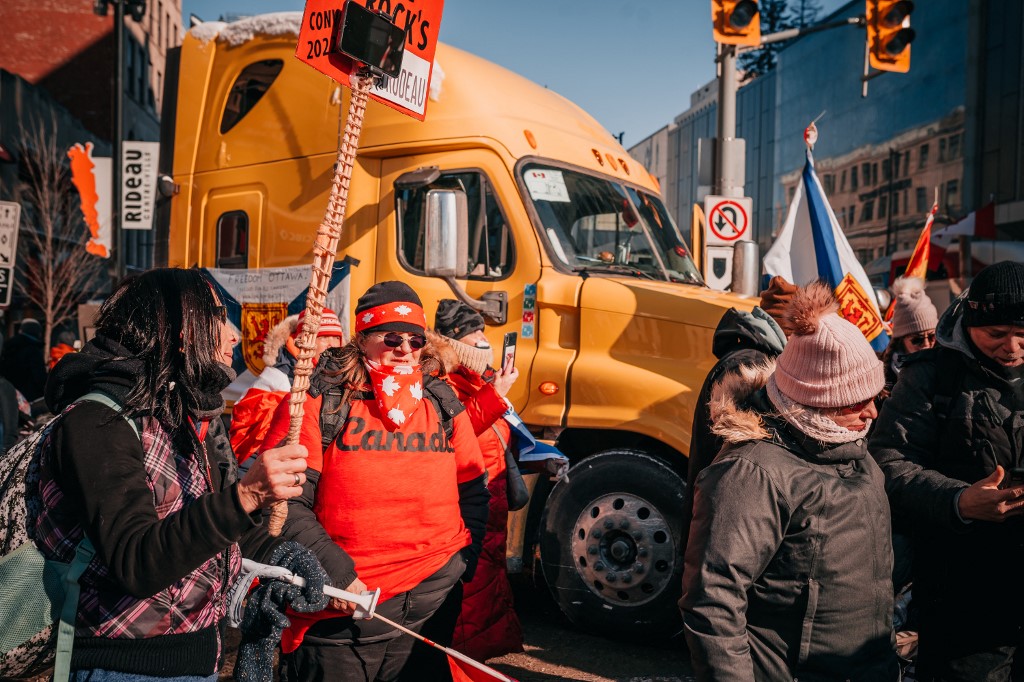 Rendkívüli állapotot hirdettek Kanada fővárosában az Ottawát ellepő oltásellenes kamionosok miatt