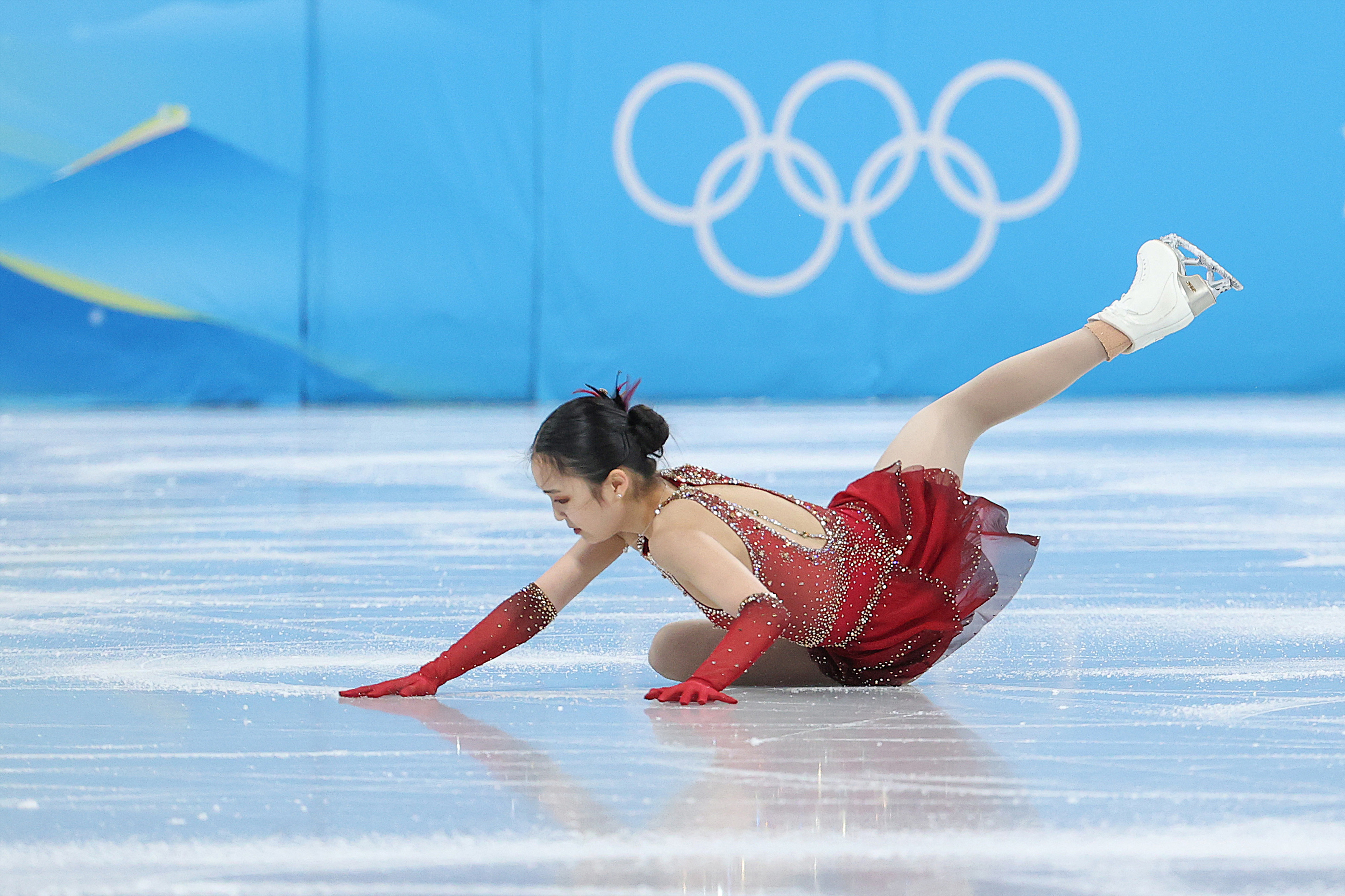 Meghurcolta a kínai internet a korcsolyázót, mert többször elesett a jégen