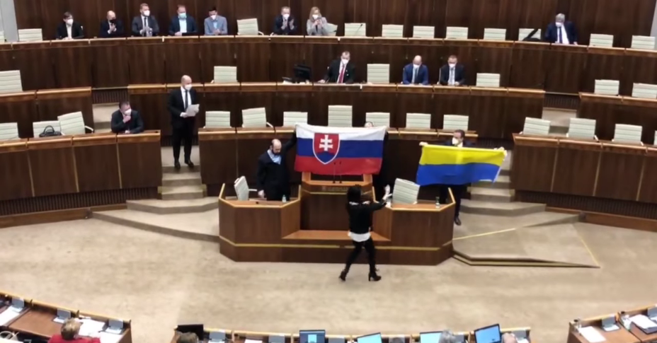 Két nemzeti radikális és két liberális képviselő locsolta egymást vízzel a szlovák parlamentben
