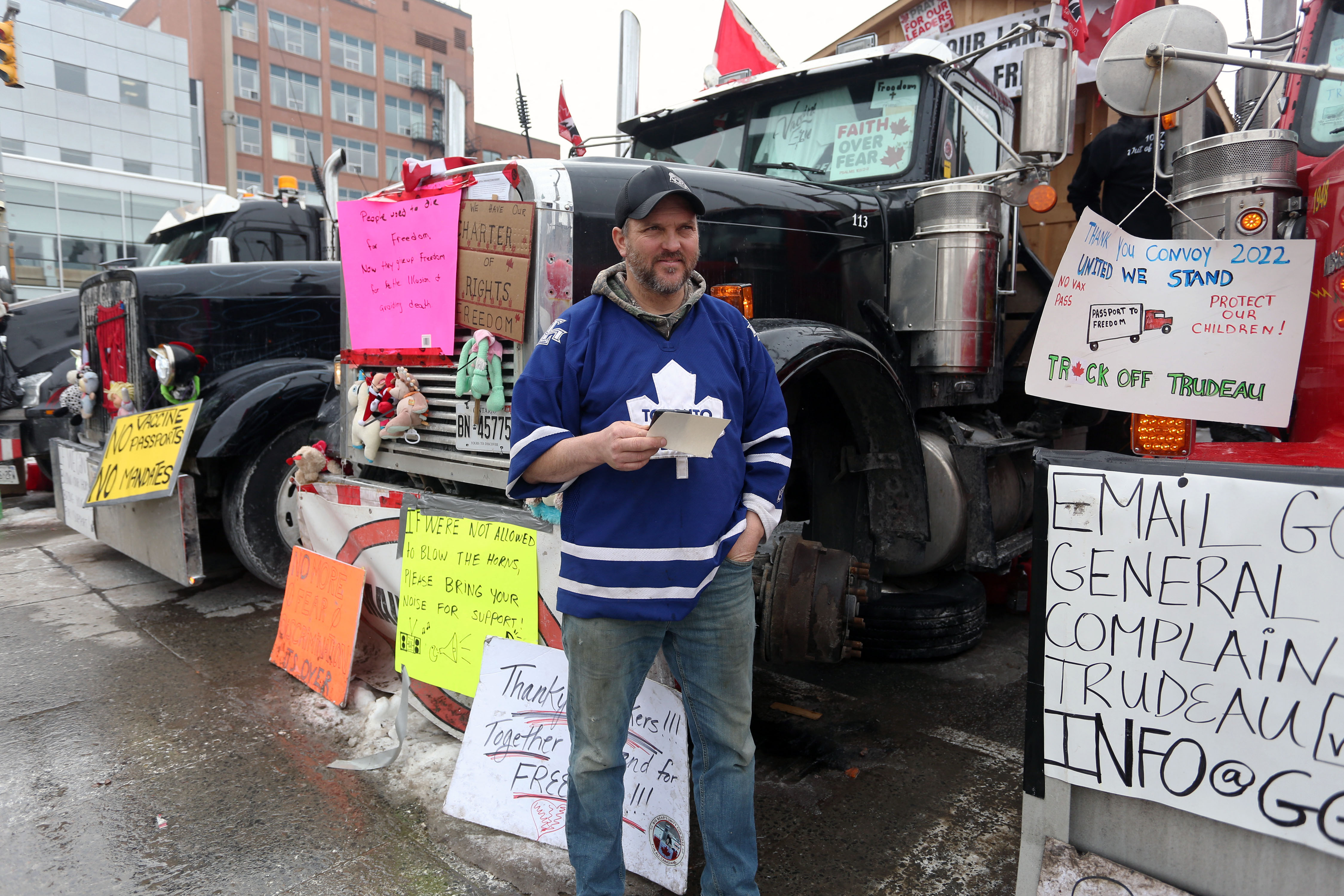A covidszabályok ellen tiltakozó kanadai kamionosok blokád alá vették a legforgalmasabb amerikai-kanadai határátkelőt