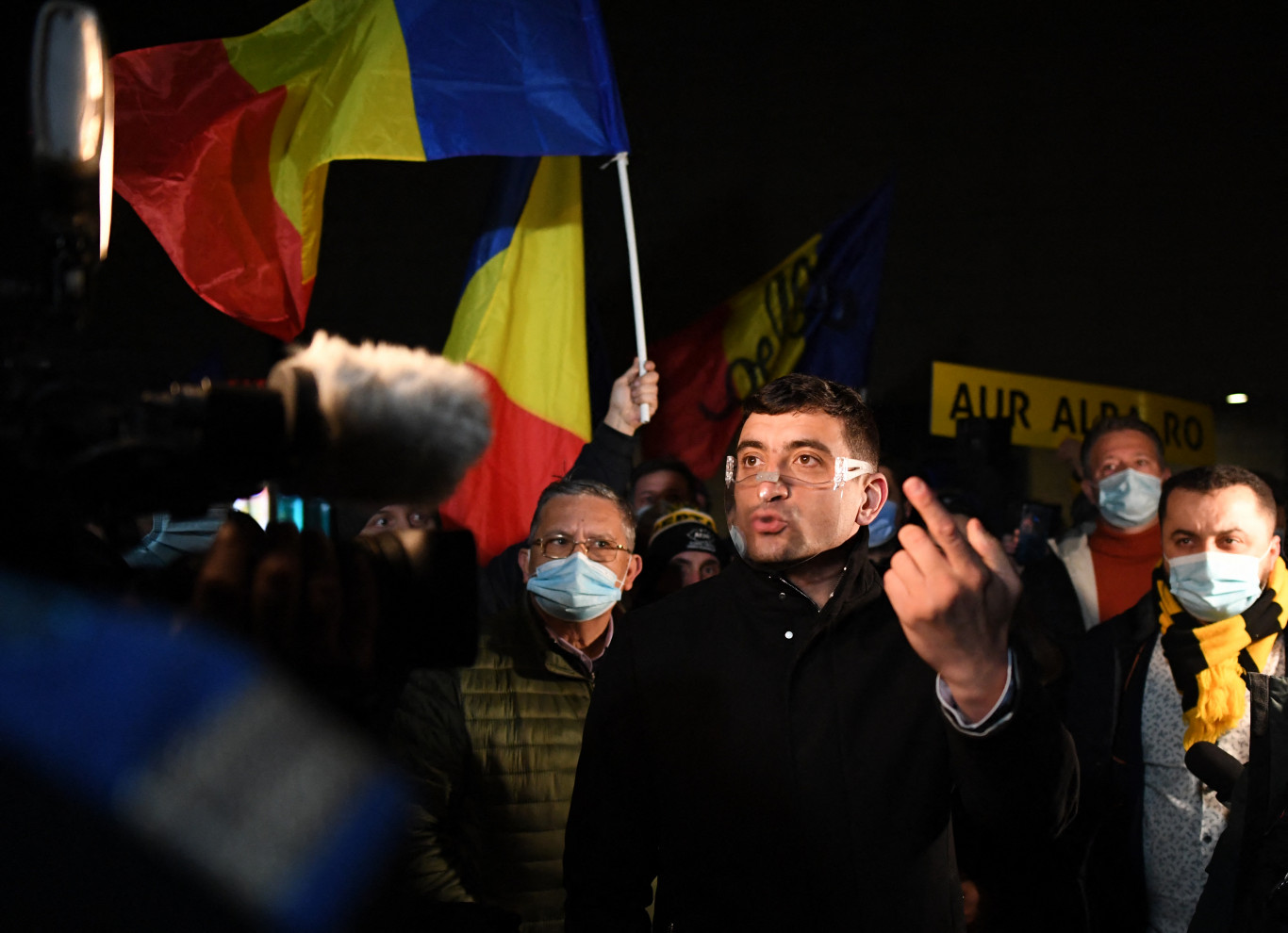 Az exit pollok szerint a szélsőjobboldali Simion és a koalíciós jelölt Antonescu került a második fordulóba