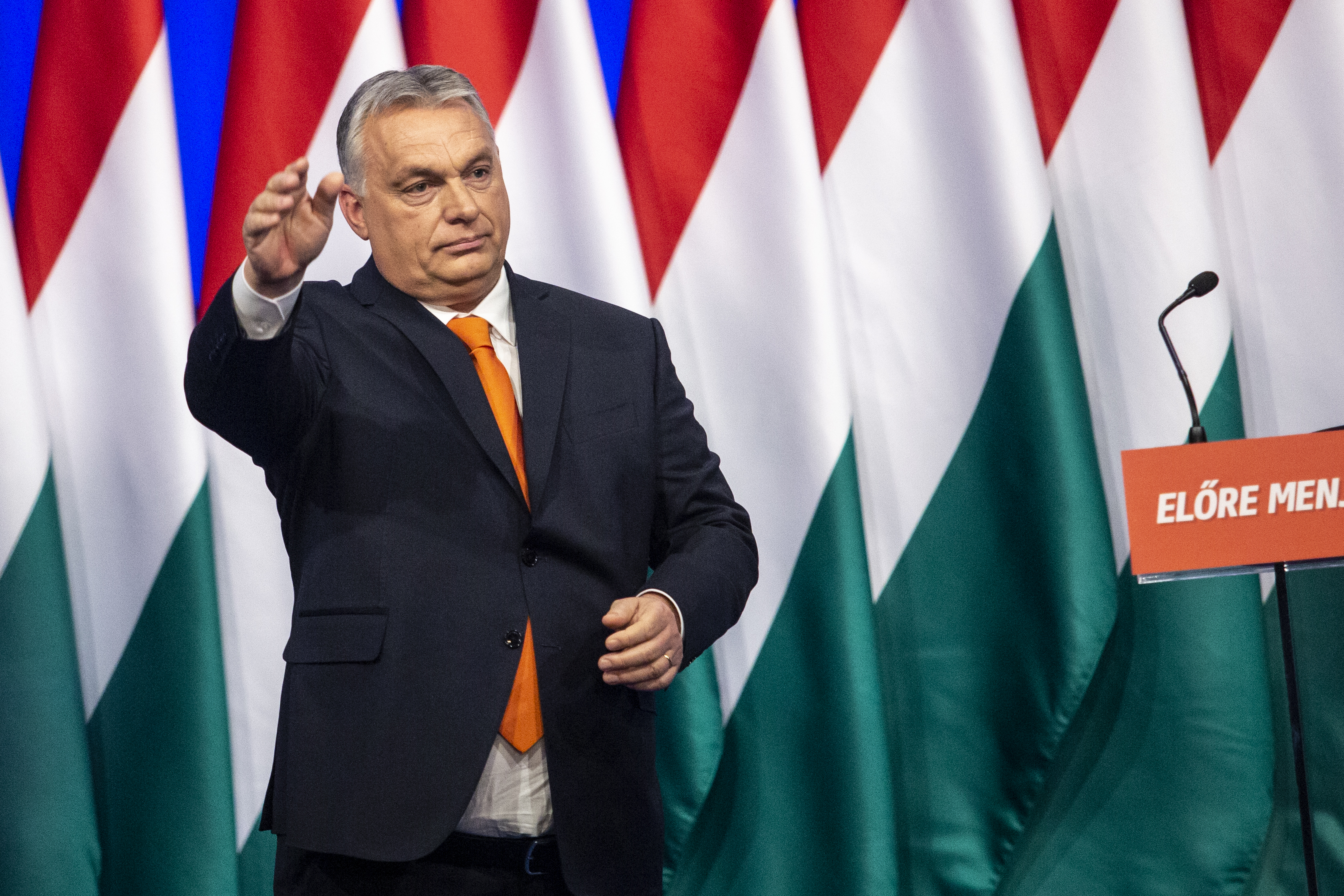 Orbán katonás üdvözlettel köszöntötte a „hölgyeket”
