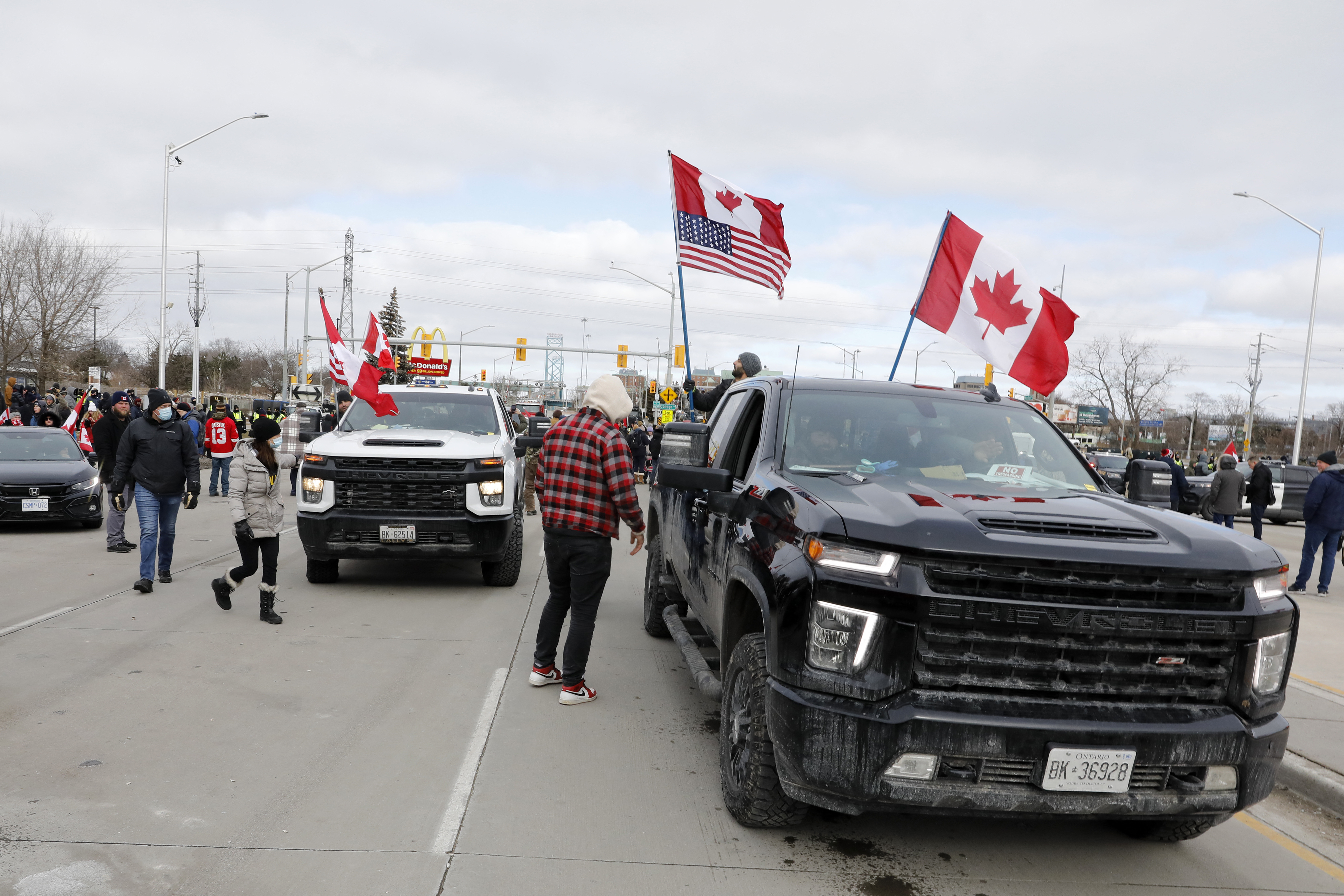 Elkezdték kiszorítani az elfoglalt hídról a covidszabályok ellen tiltakozó kanadai kamionosokat