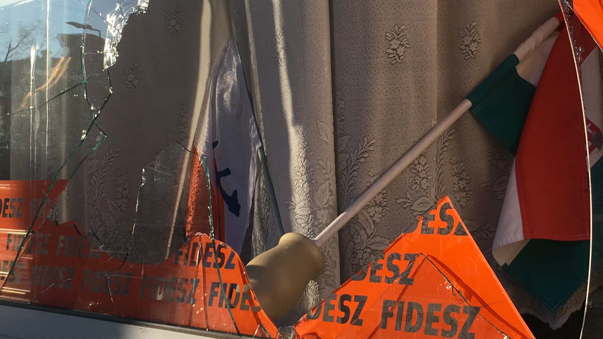 Elfogták a férfit, aki betörte a békéscsabai Fidesz-iroda kirakatát