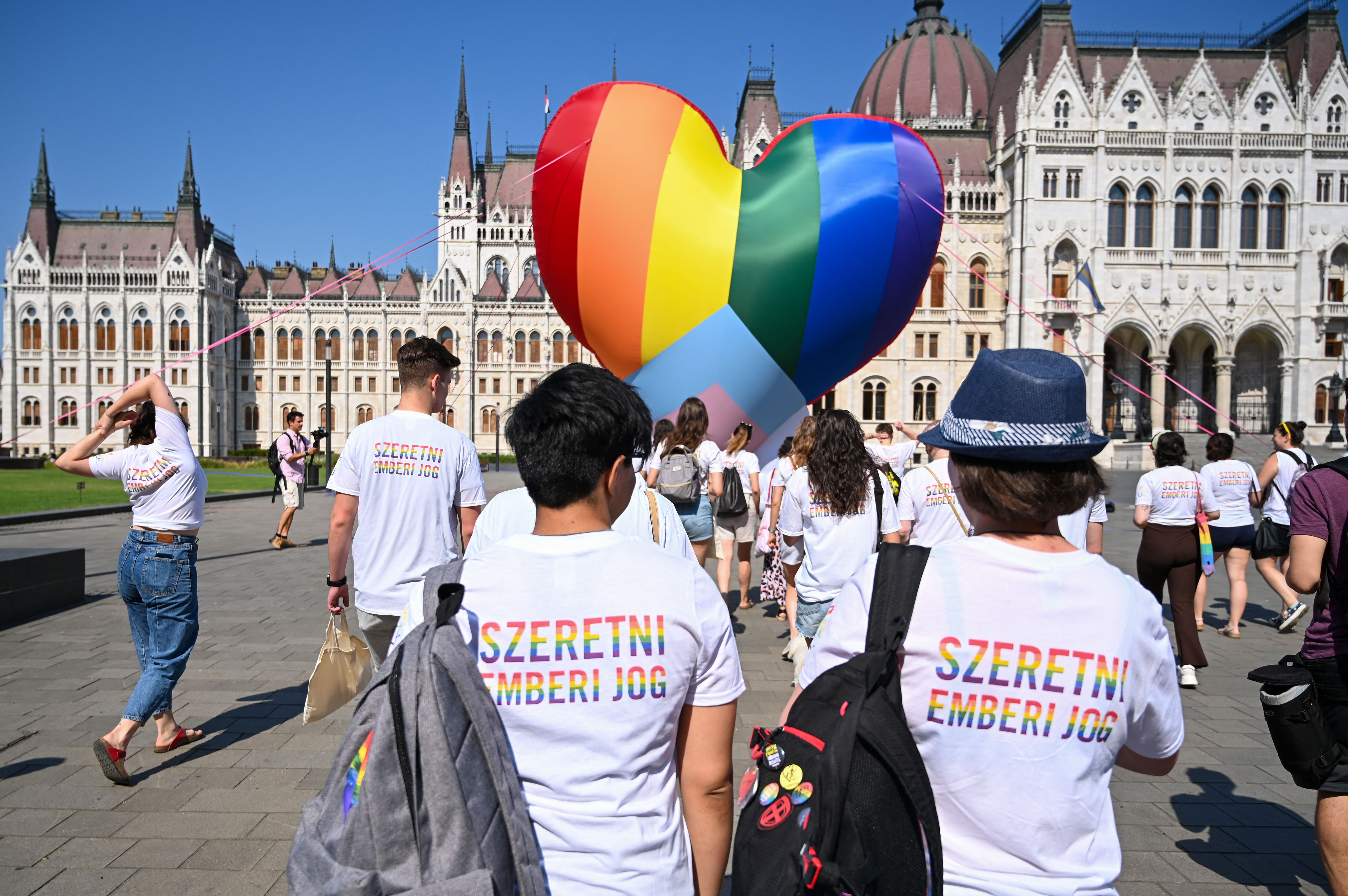 Üres asztalokkal hívja fel a figyelmet az azonos nemű párokra a Budapest Pride és a Háttér Társaság Valentin-napon