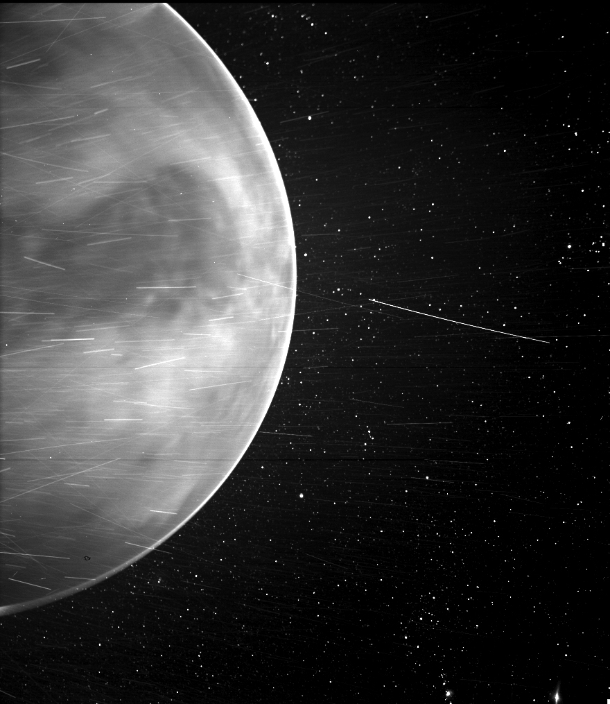 A Parker Solar Probe 2020 júliusi elhaladása során a WISPR által készített felvétel a Vénusz felszínéről. A középső sötét régió a Vénuszon az Aphrodite Terra, a bolygón található legnagyobb felföld. A fényes csíkokat töltött kozmikus részecskék és porszemcskék okozzák