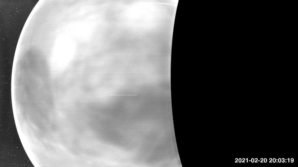 A Parker Solar Probe negyedik Vénusz melletti elhaladásán készült felvételekből összerakott videón a bolygó éjszakai oldala látszódik