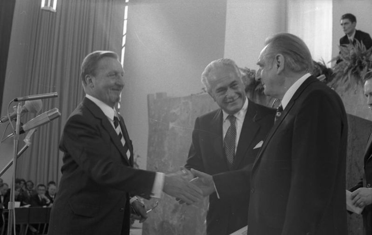 Aurelio Peccei (középen) és Eduard Pestel (jobbra), a Római Klub tagjai átveszik a német lapkiadók békedíját 1973-ban