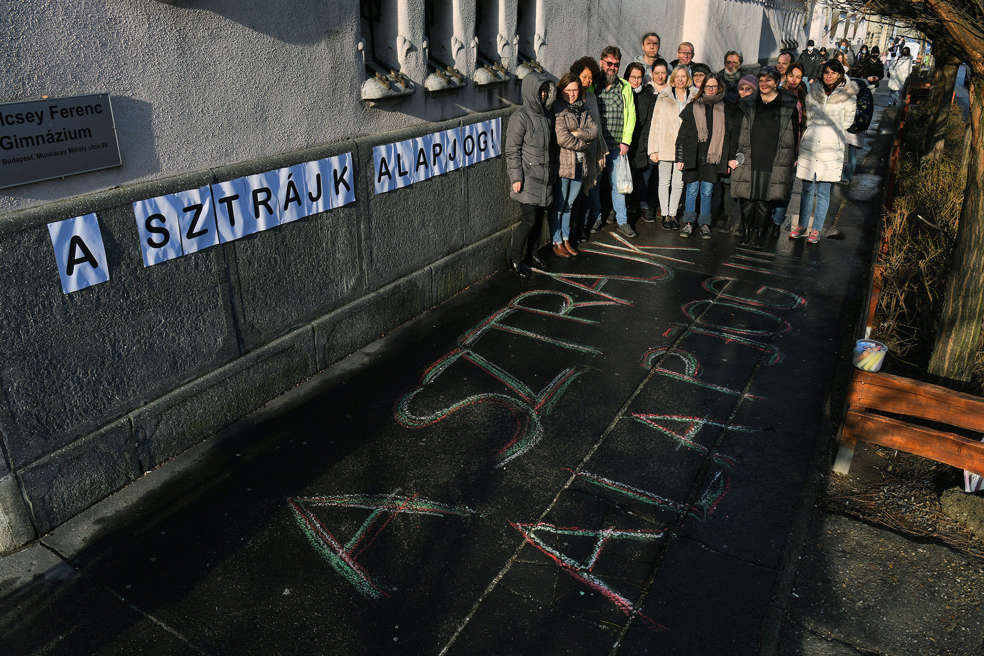 Tiltakoznak a Kölcsey Gimnáziumban is: 20 tanár nem vette fel a munkát