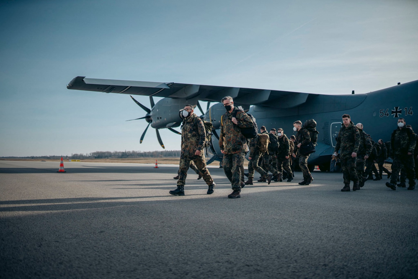 Német katonák érkeznek Kaunasba, a NATO litvániai hadgyakorlatára 2022. február 14-én