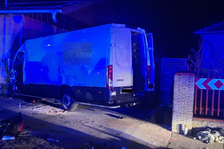 28 határsértőt vittek kórházba, mert házfalnak ütközött az őket szállító furgon