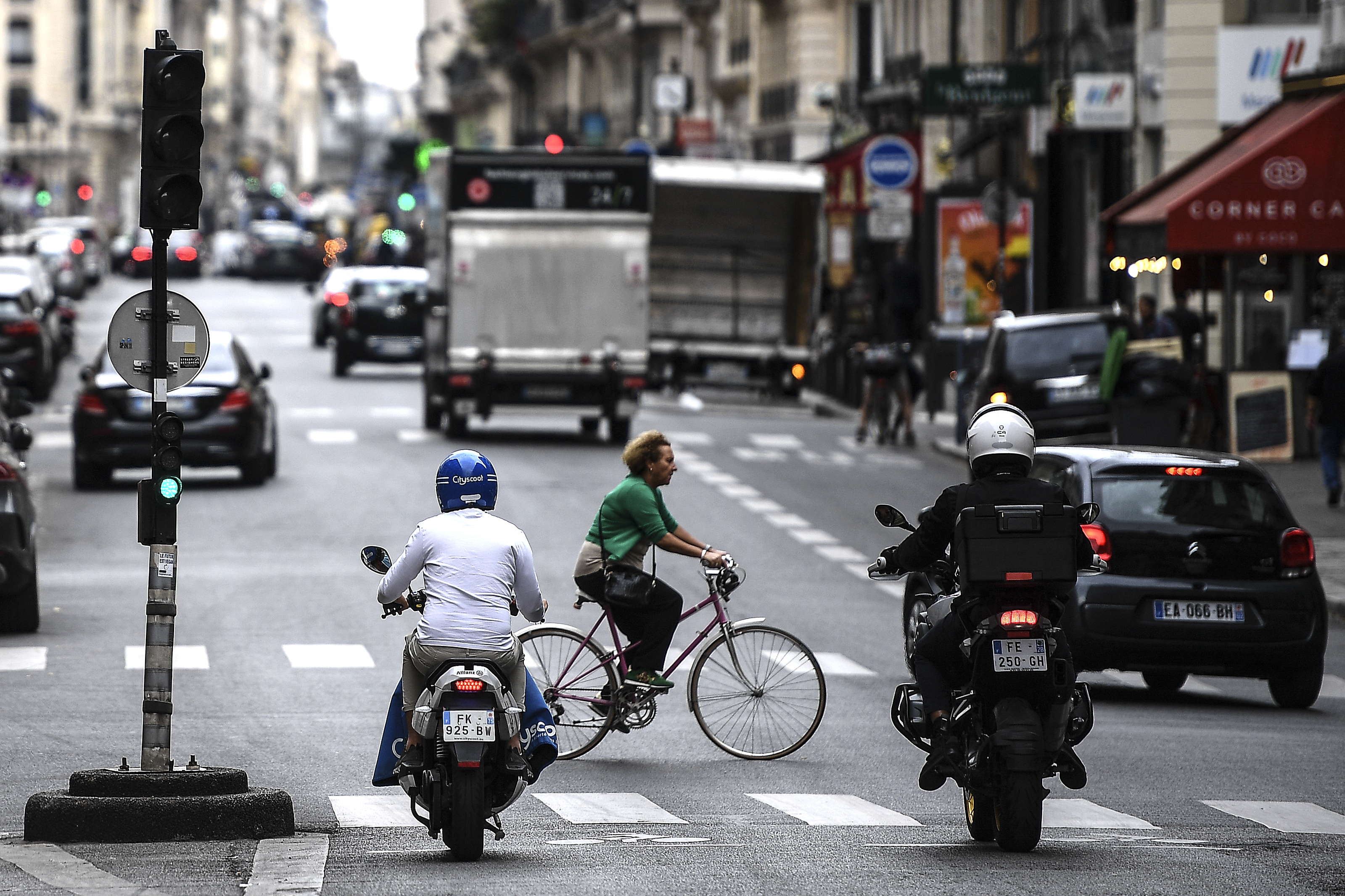 Bicikliző nő Párizsban 2020. szeptember 23-án.