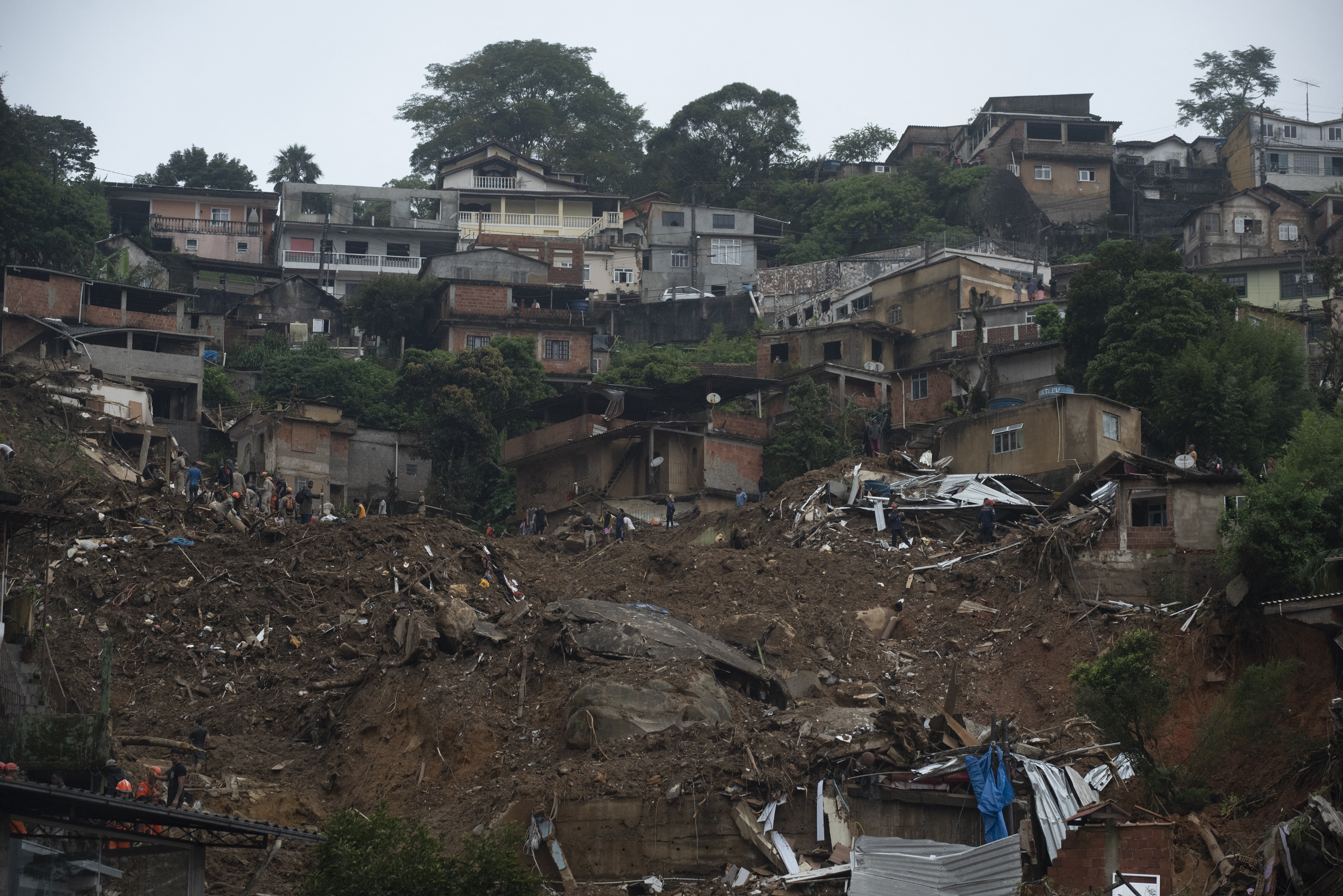 Közel százan meghaltak földcsuszamlás miatt egy brazil városban