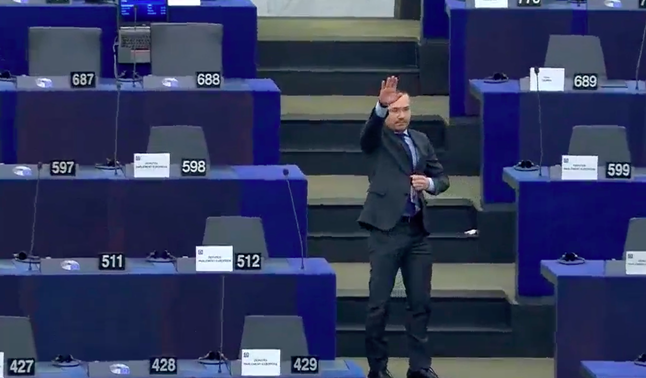 Orbán Viktort éltette, majd náci karlendítéssel búcsúzott egy bolgár politikus az EP-ben