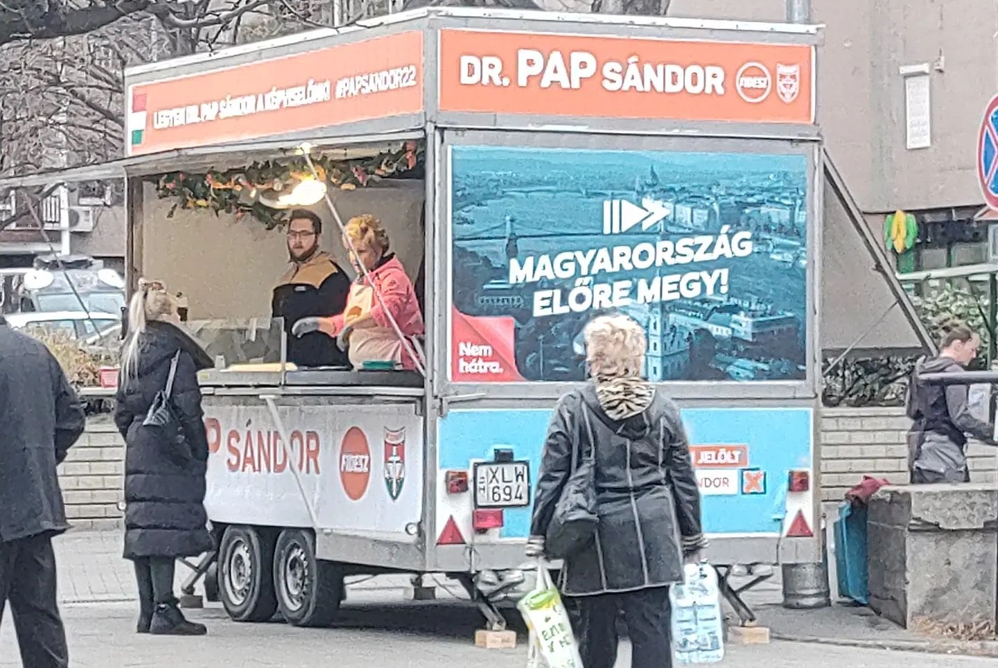 Ingyenfánkkal kampányol Kőbánya-Kispest fideszes jelöltje, Pap Sándor