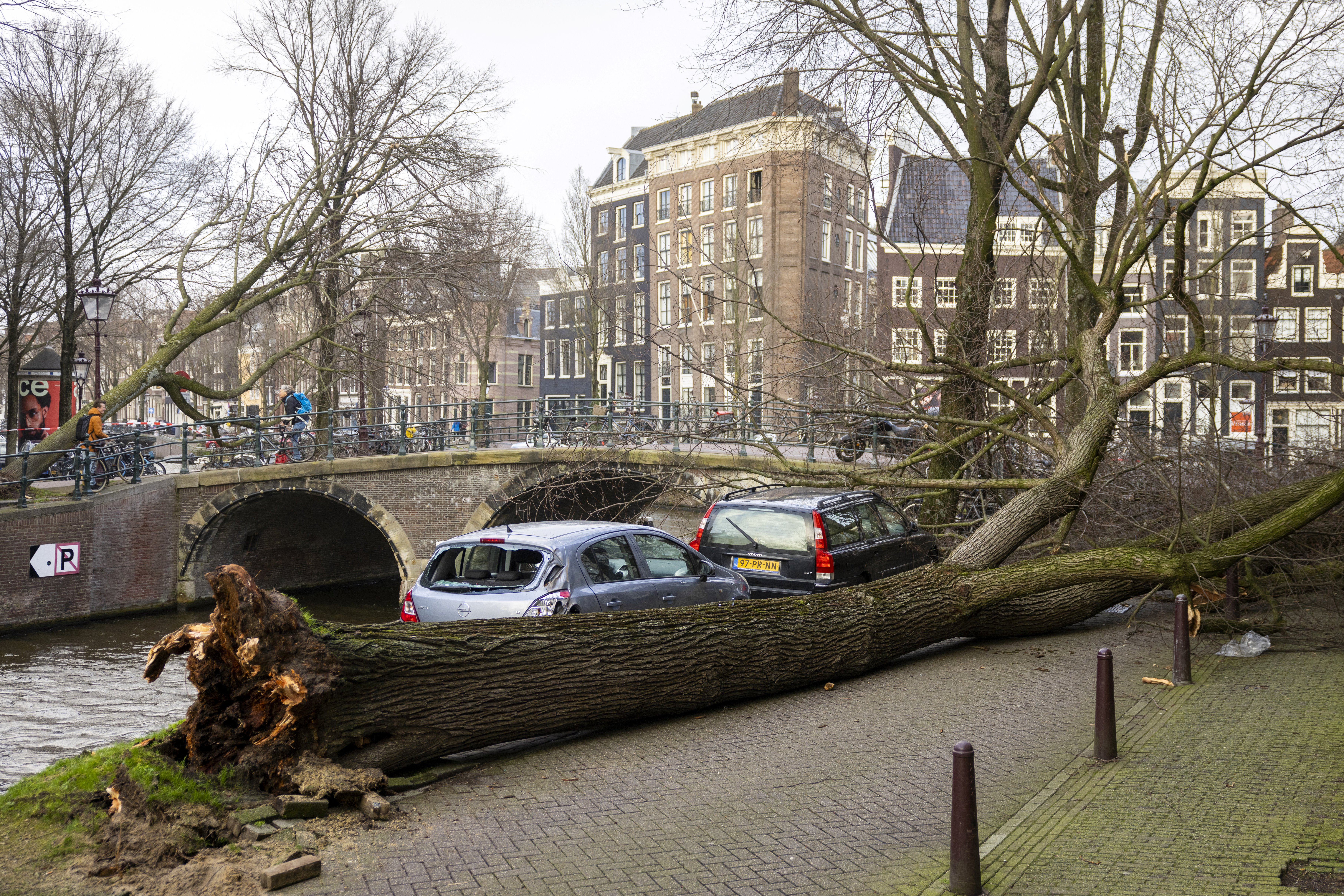 Амстердам зеленоградск. Нидерланды шторм. Шторм в Англии. Амстердам ураган Поли. Ветер в Англии.