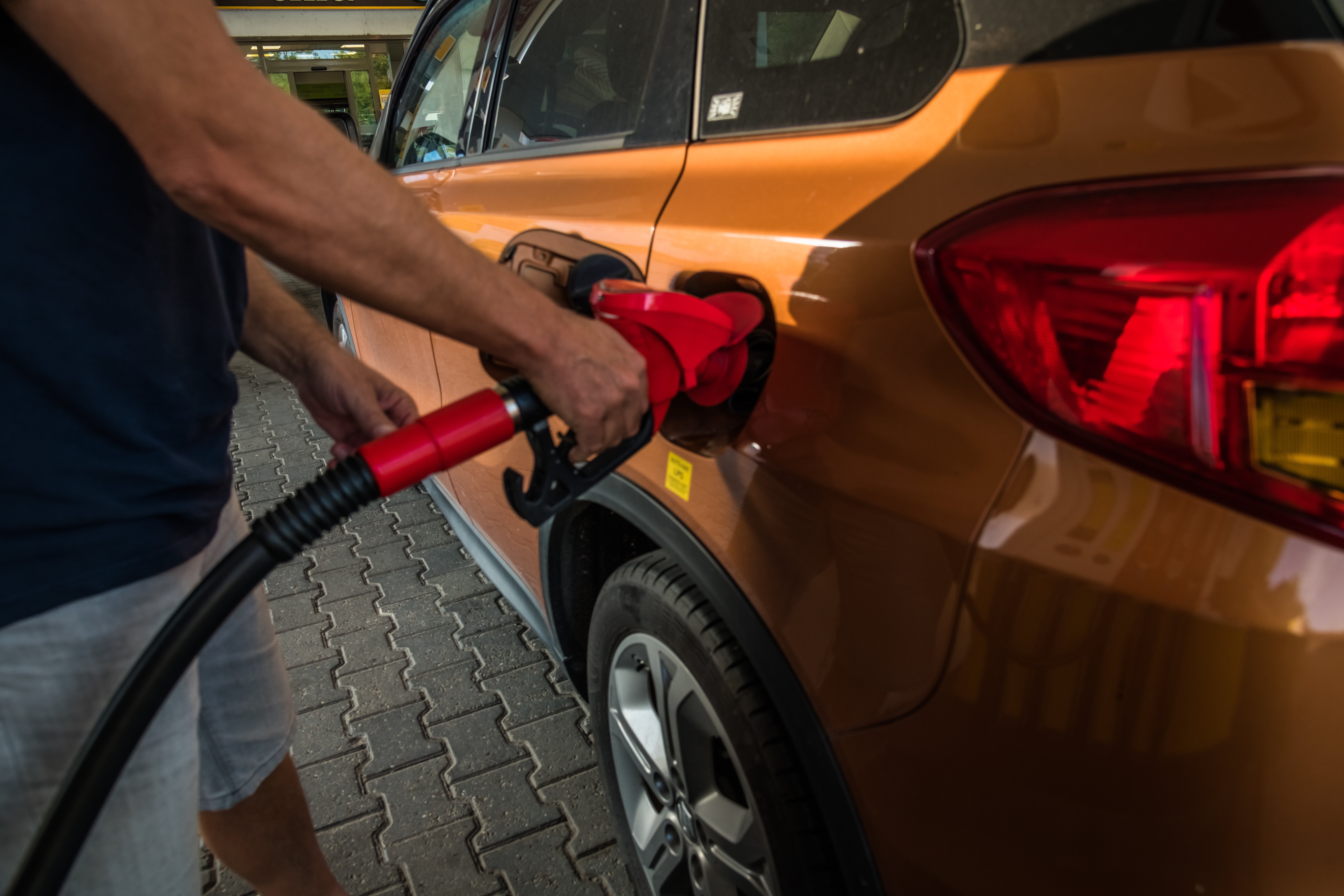 Strasbourgban perelik a magyar államot a kis benzinkutak az árstop miatt