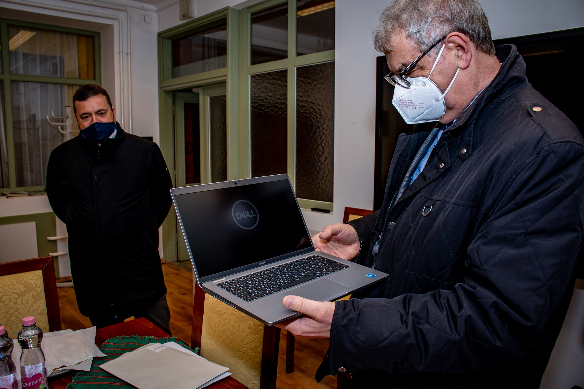 A Kúria úgy döntött, hogy hivatalban lévő képviselő kampány alatt osztogathat laptopokat az iskolákban