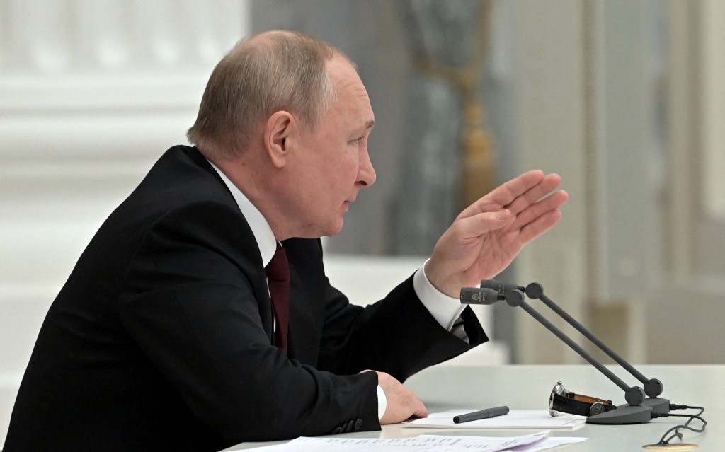 Vlagyimir Putyin órákon belül elismerheti a szakadár népköztársaságok függetlenségét
