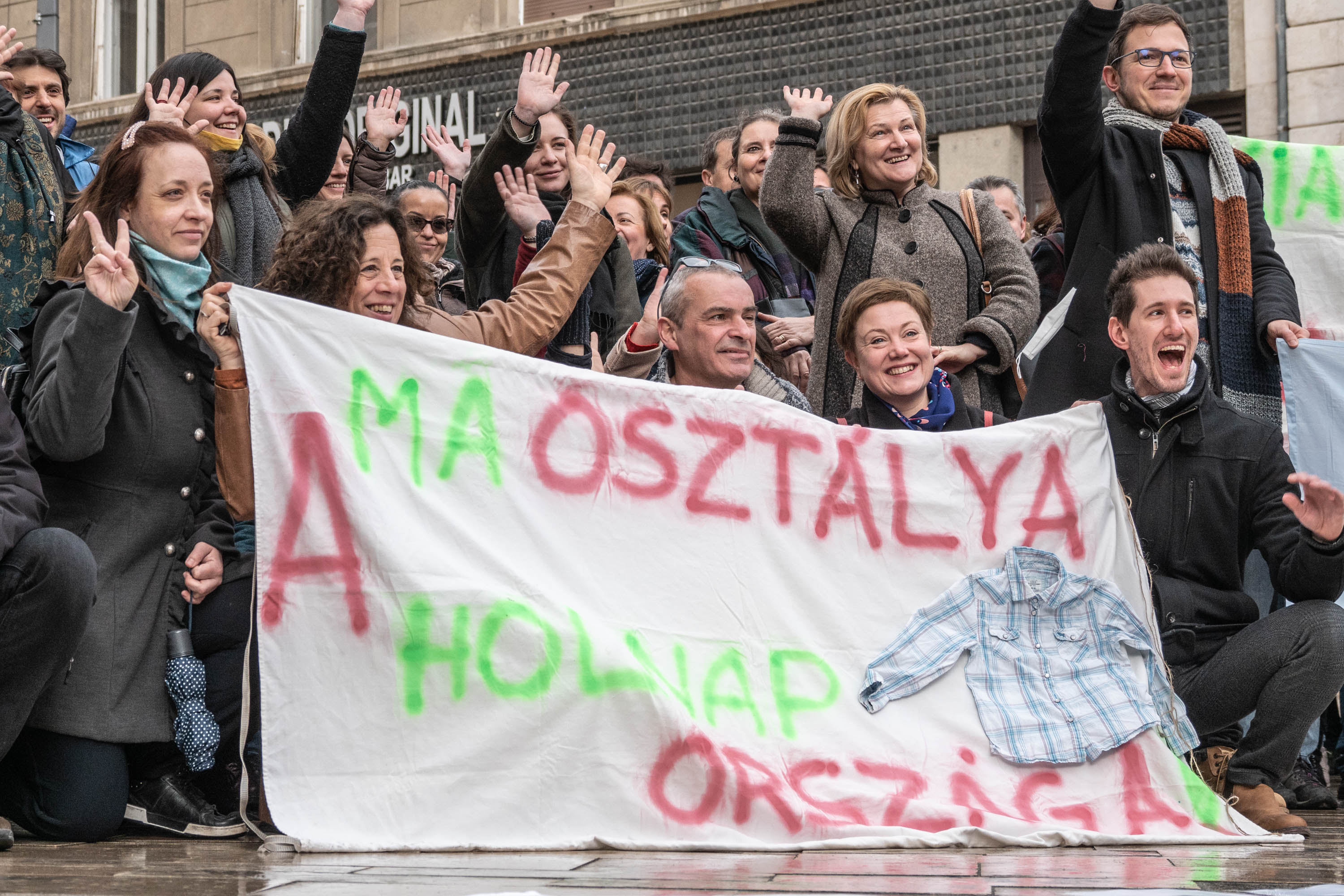 6 budapesti gimnázium több mint száz tanára együtt engedetlenkedett