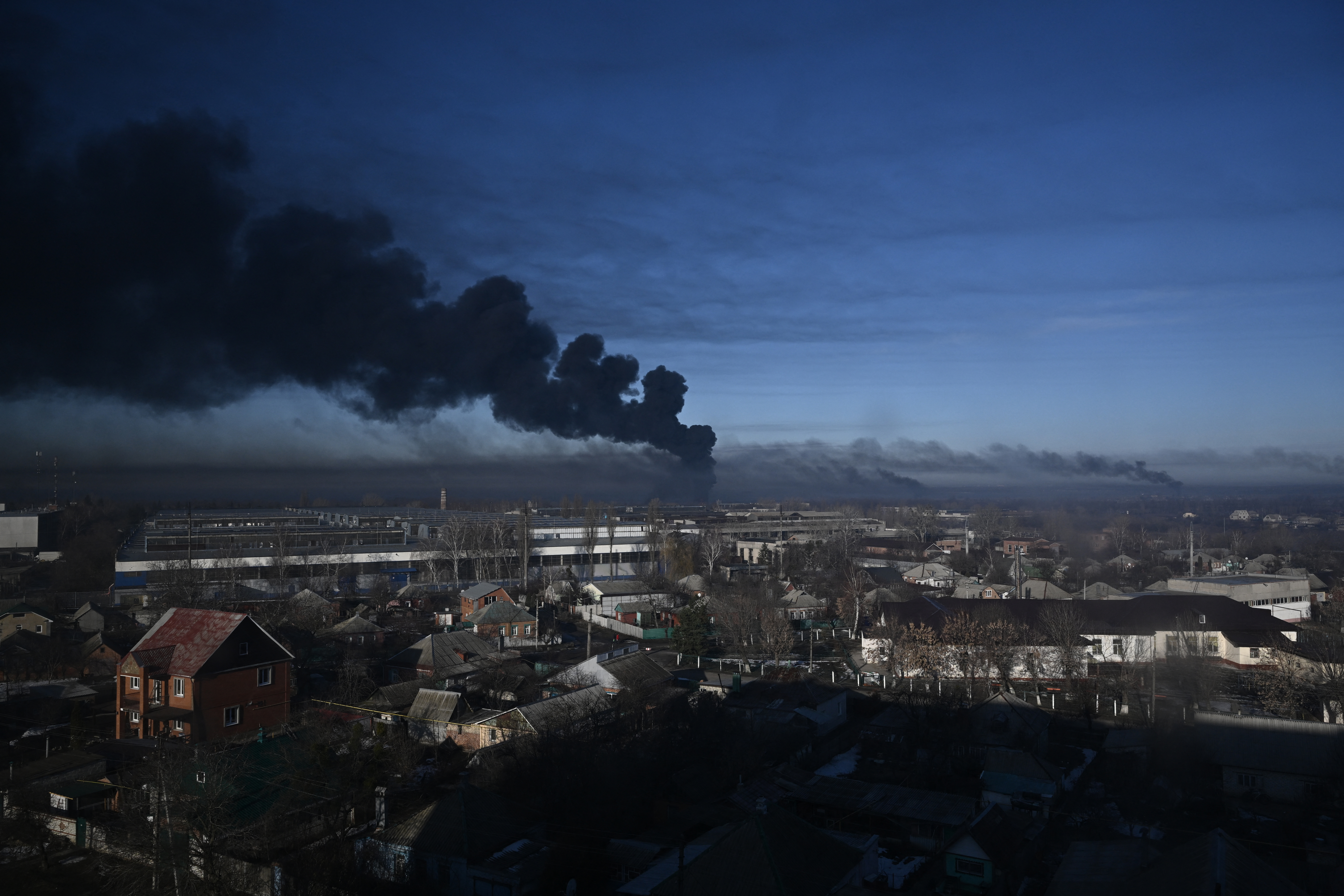 Fekete füstgelhő gomolyog a csugujevi katonai reptér fölött Harkiv közelében 2022. február 24-én. Az orosz hadsereg csütörtök hajnalban megindította támadását Ukrajna ellen.