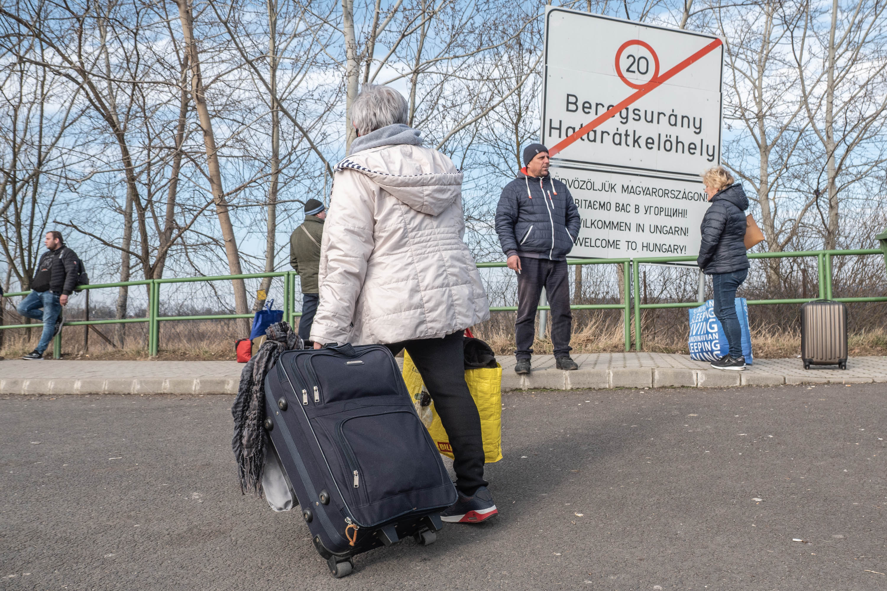 Magyar útlevéllel a férfiak is átléphetik a határt, de csak ha van belépő pecsétjük