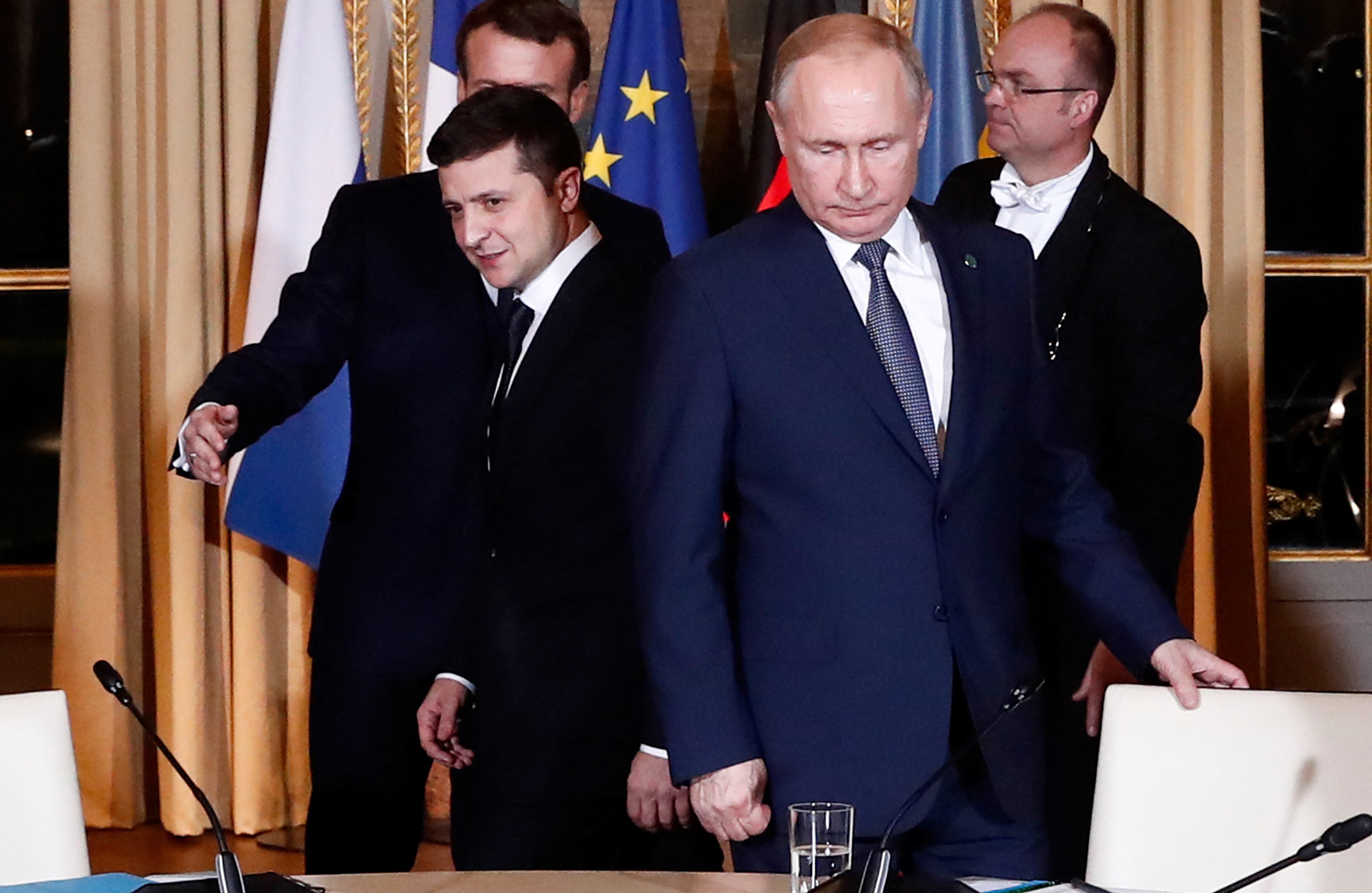 Volodimir Zelenszkij (b) és Vlagyimir Putyin 2019. december 9-én Párizsban, ahol Angela Merkell és Emannuel Macron társaságában először tárgyaltak egymással hivatalosan.