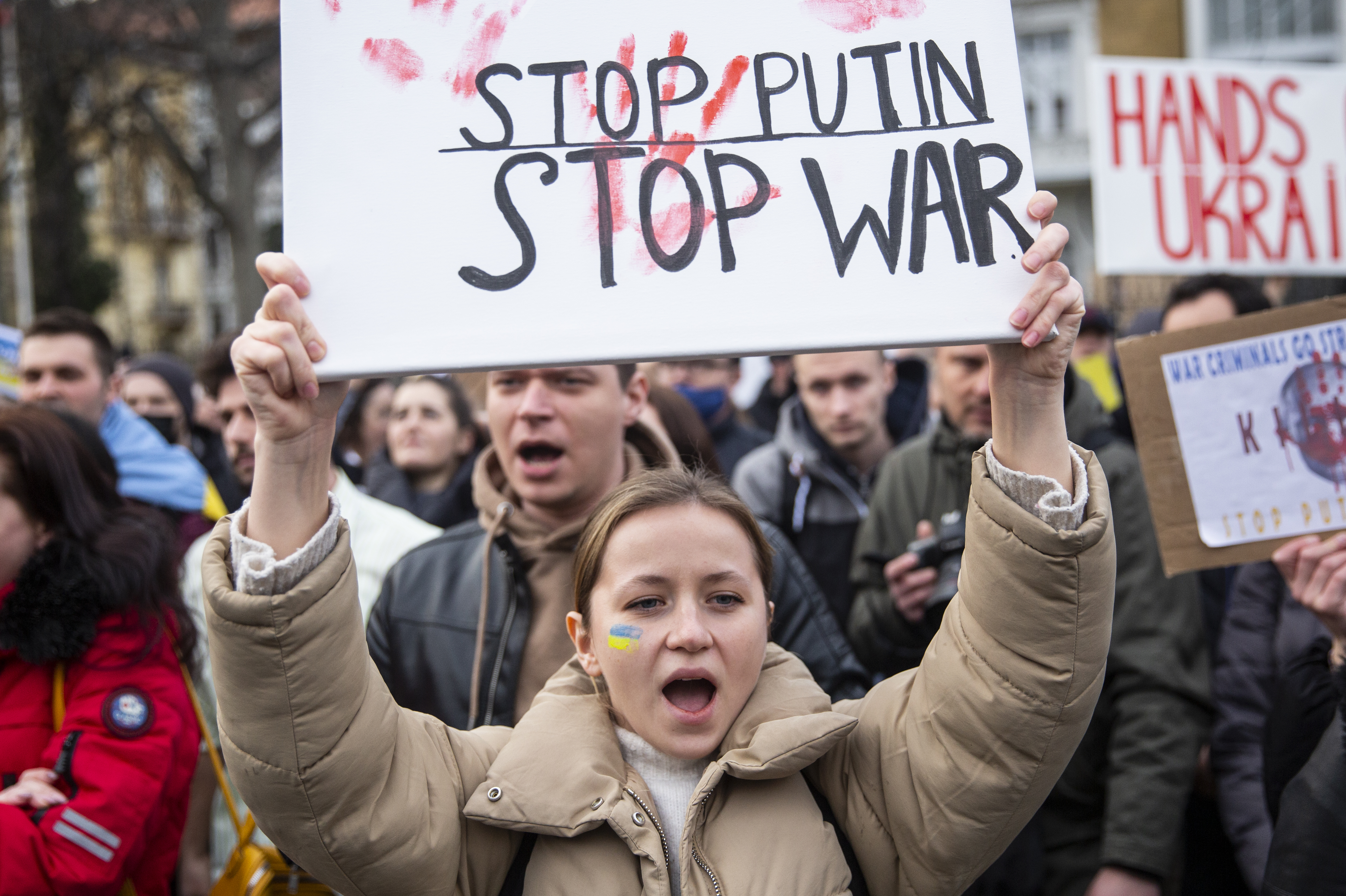 Több százan tüntetnek az Andrássy úton az orosz nagykövetség előtt